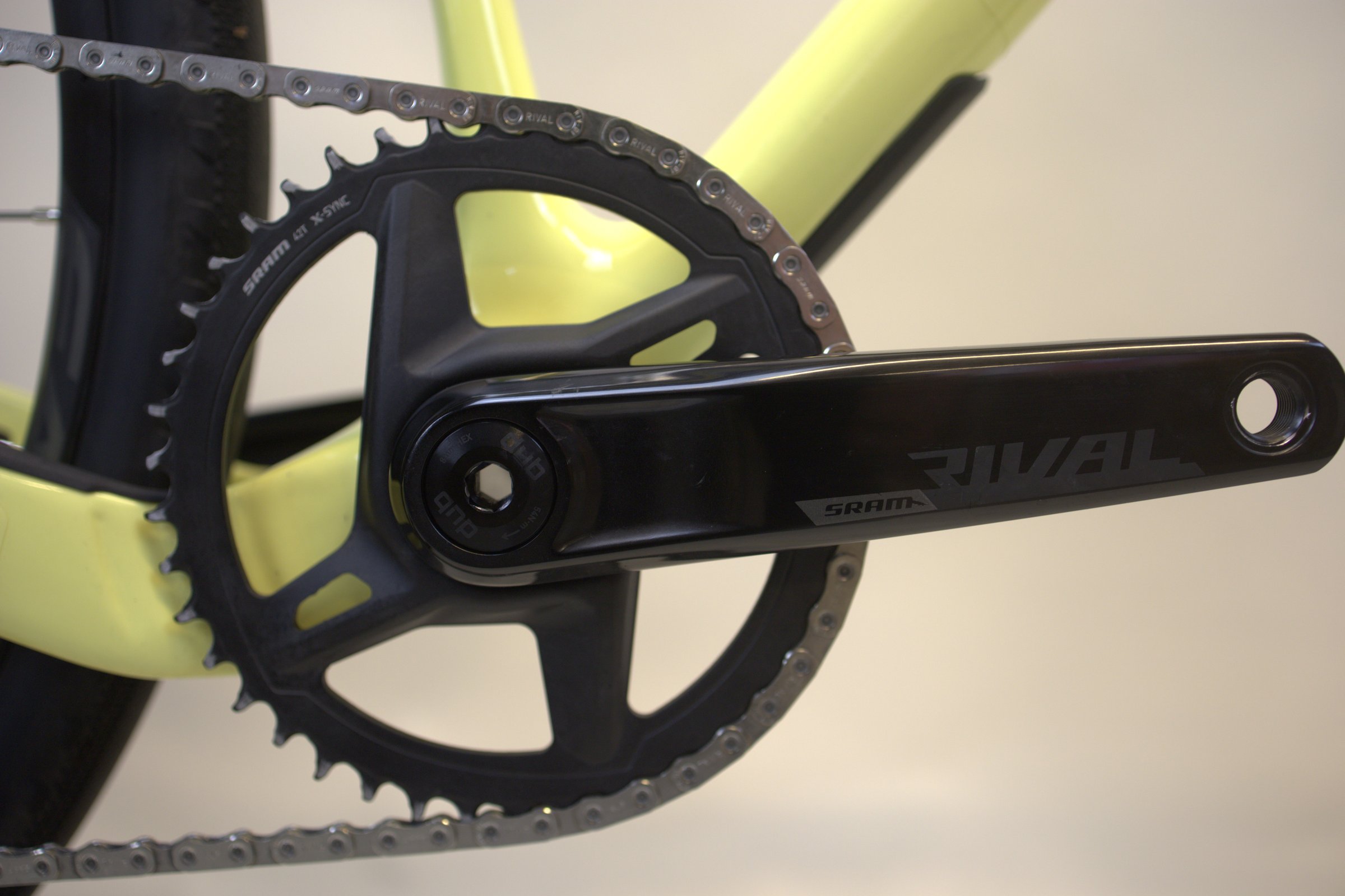 Gul Rocky Mountain Solo C70 fra siden med Sram girsystem.