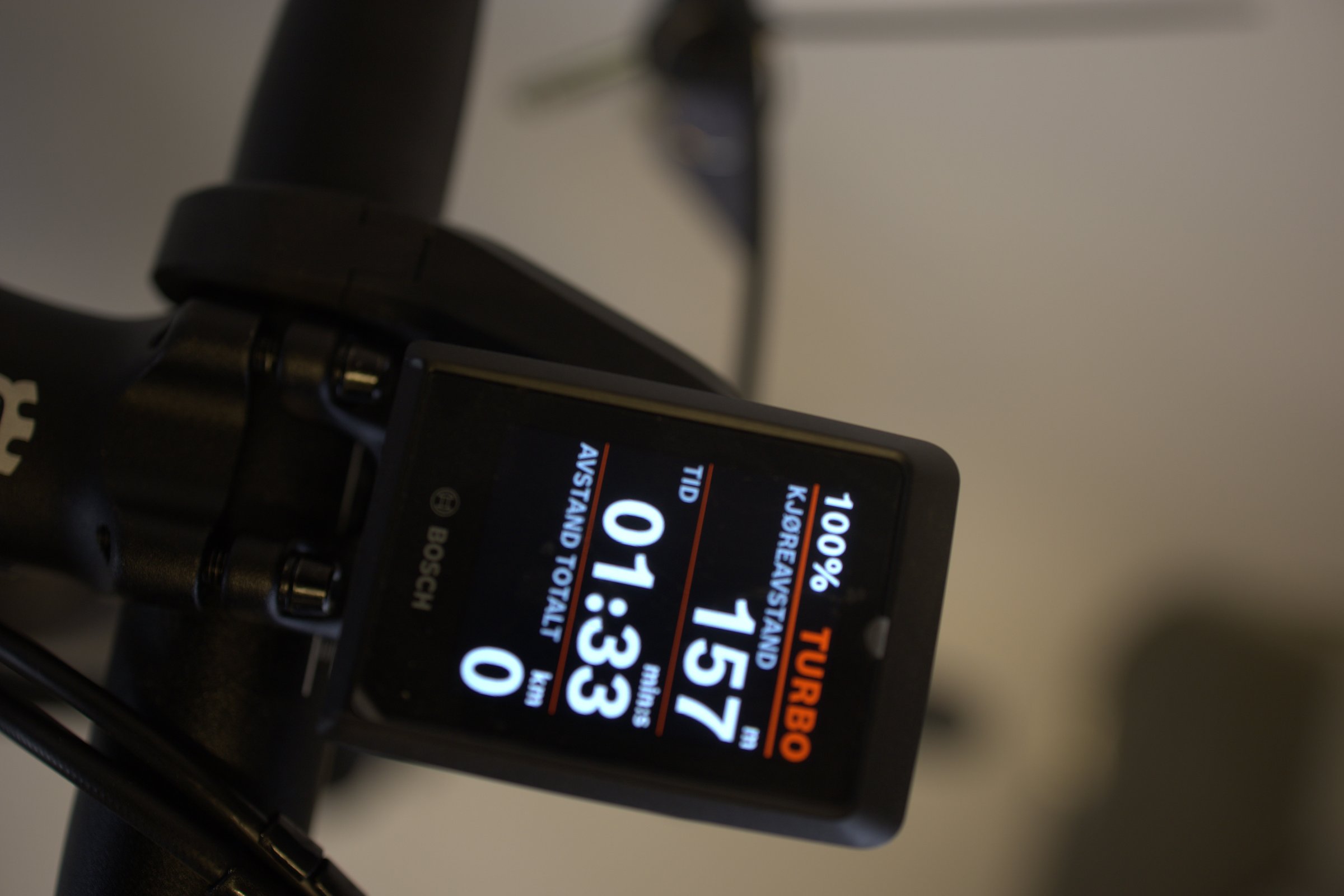 Svart Husqvarna Grand Towner 4 FW med display for kjøredata.