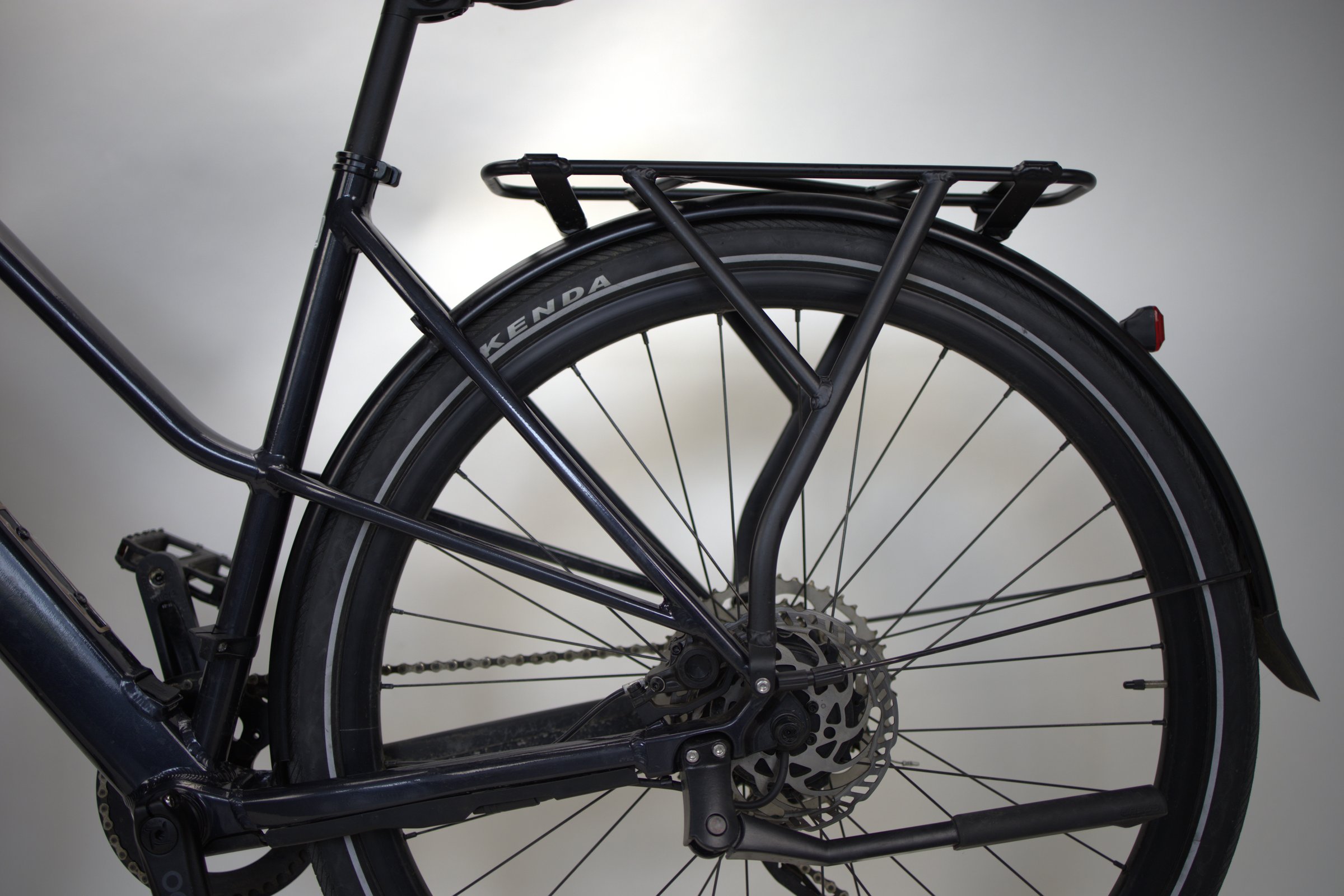 Svart Orbea VIBE H30 bakfra med bagasjebærer og hjul.