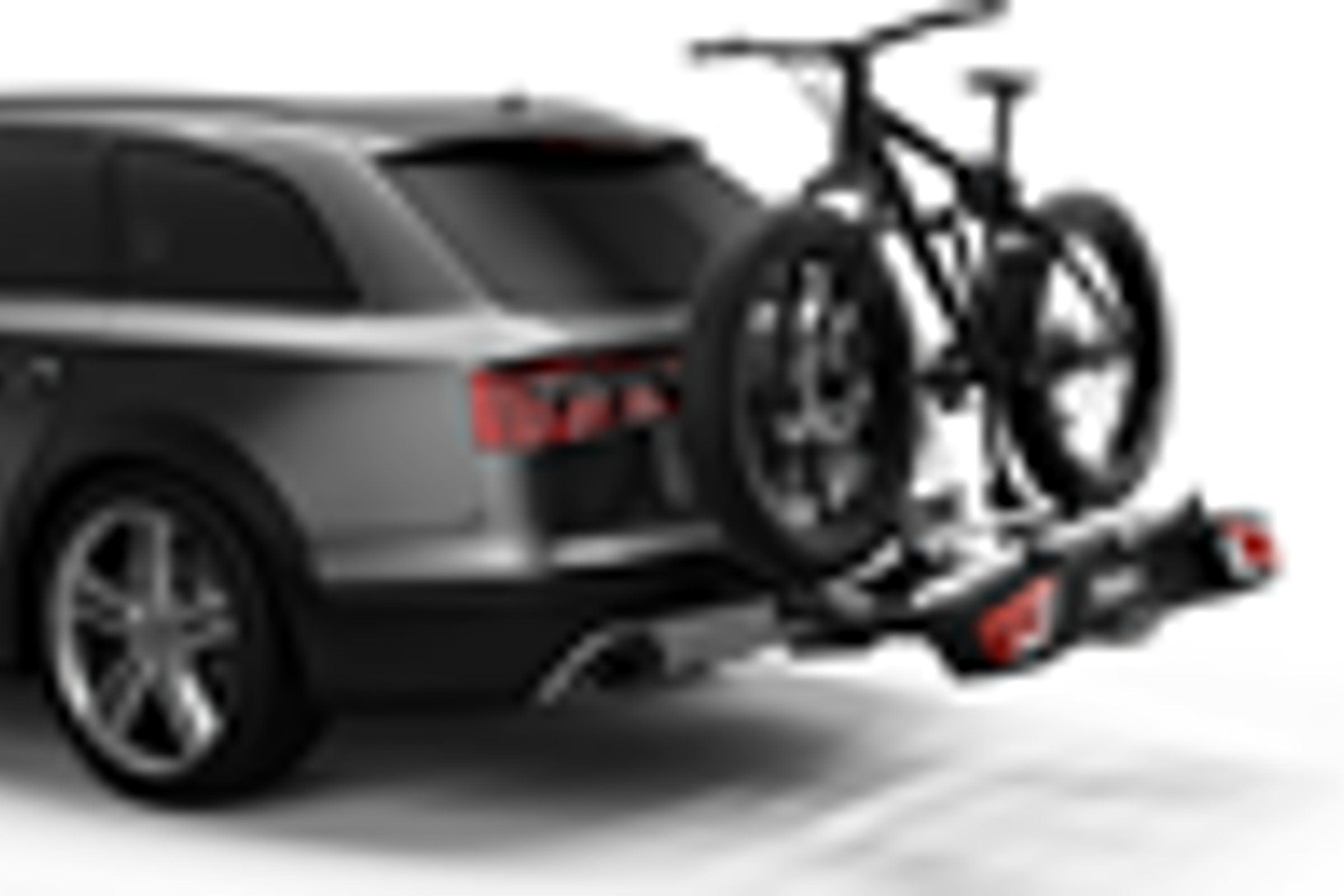 Svart Thule VeloSpace XT sykkelstativ med to sykler montert.