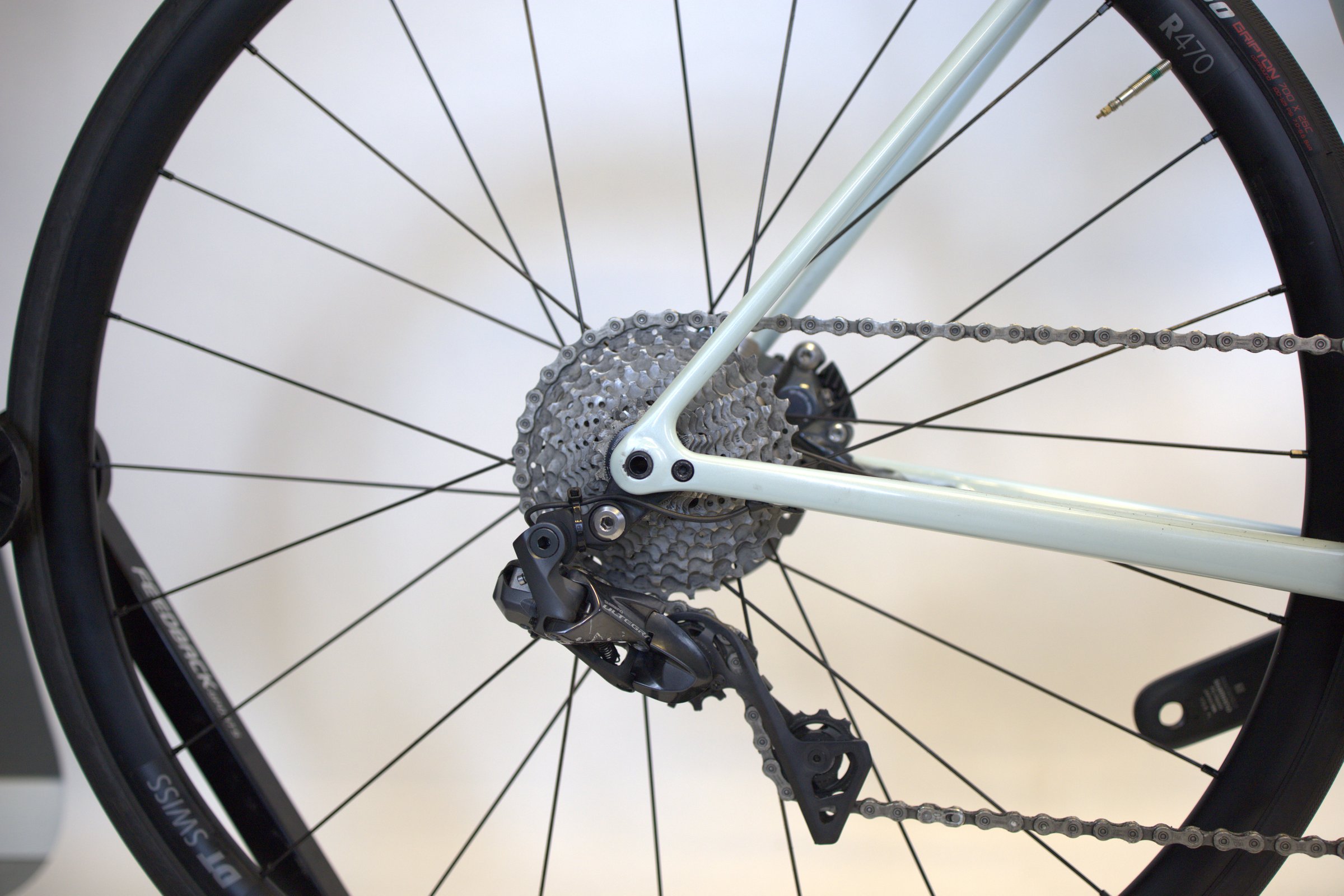 Lys blå Specialized Aethos bakhjul med girsystem.