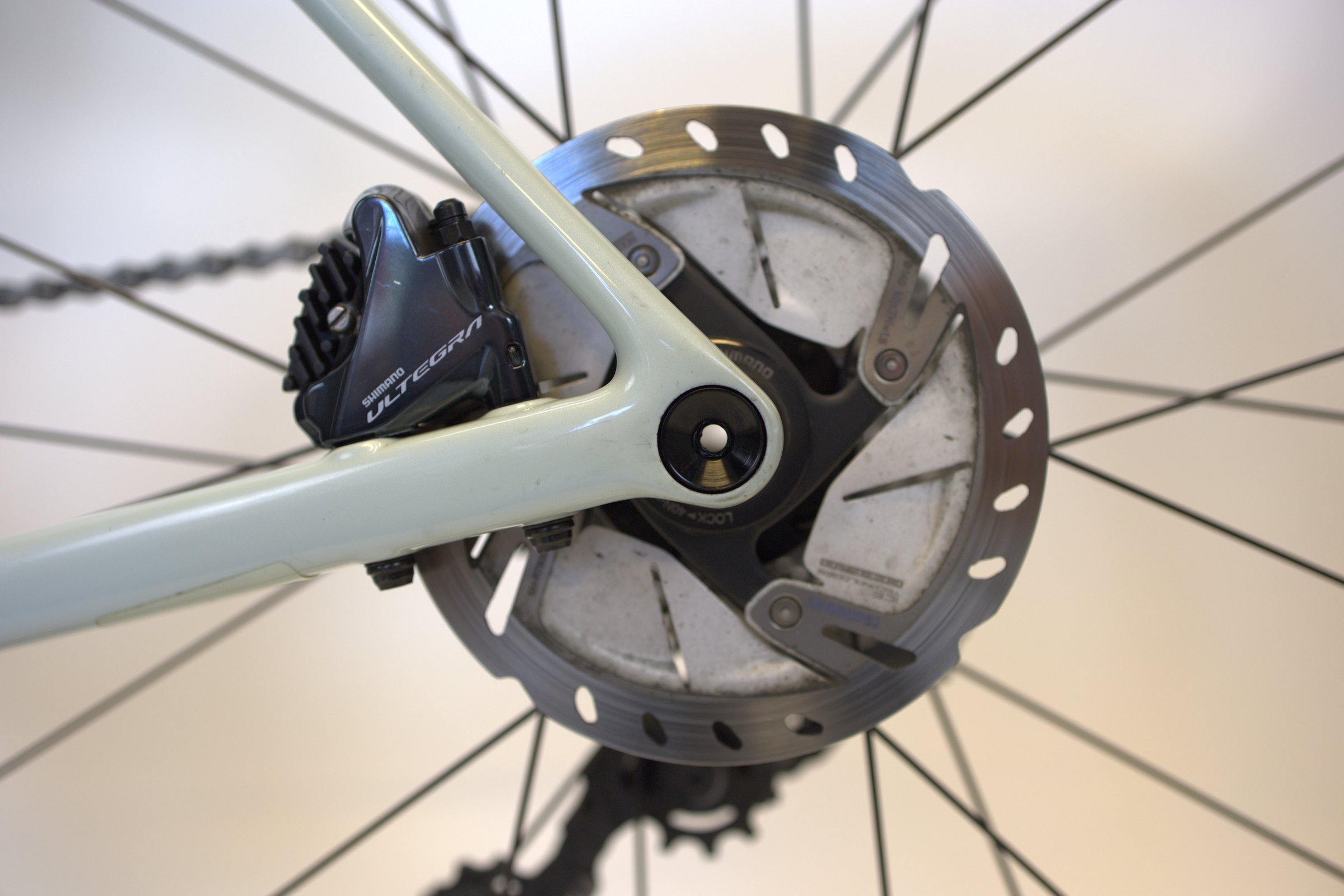 Lys grønn Specialized Aethos Expert bakhjul og bremsesystem.