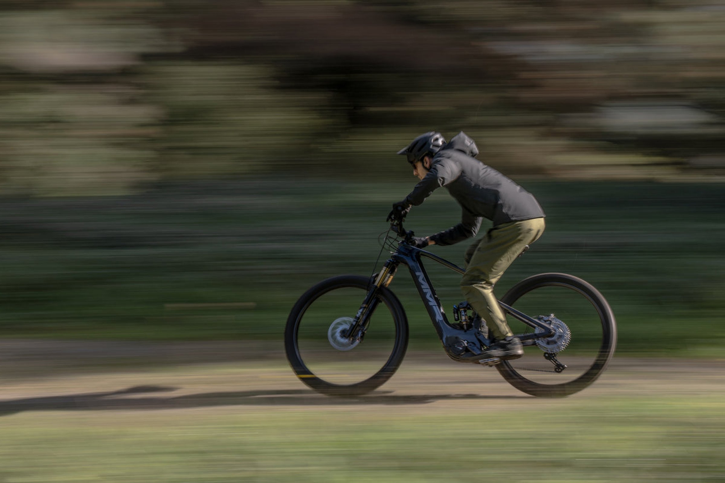 Svart MMR X-Bolt 140 30 i fart på sti.