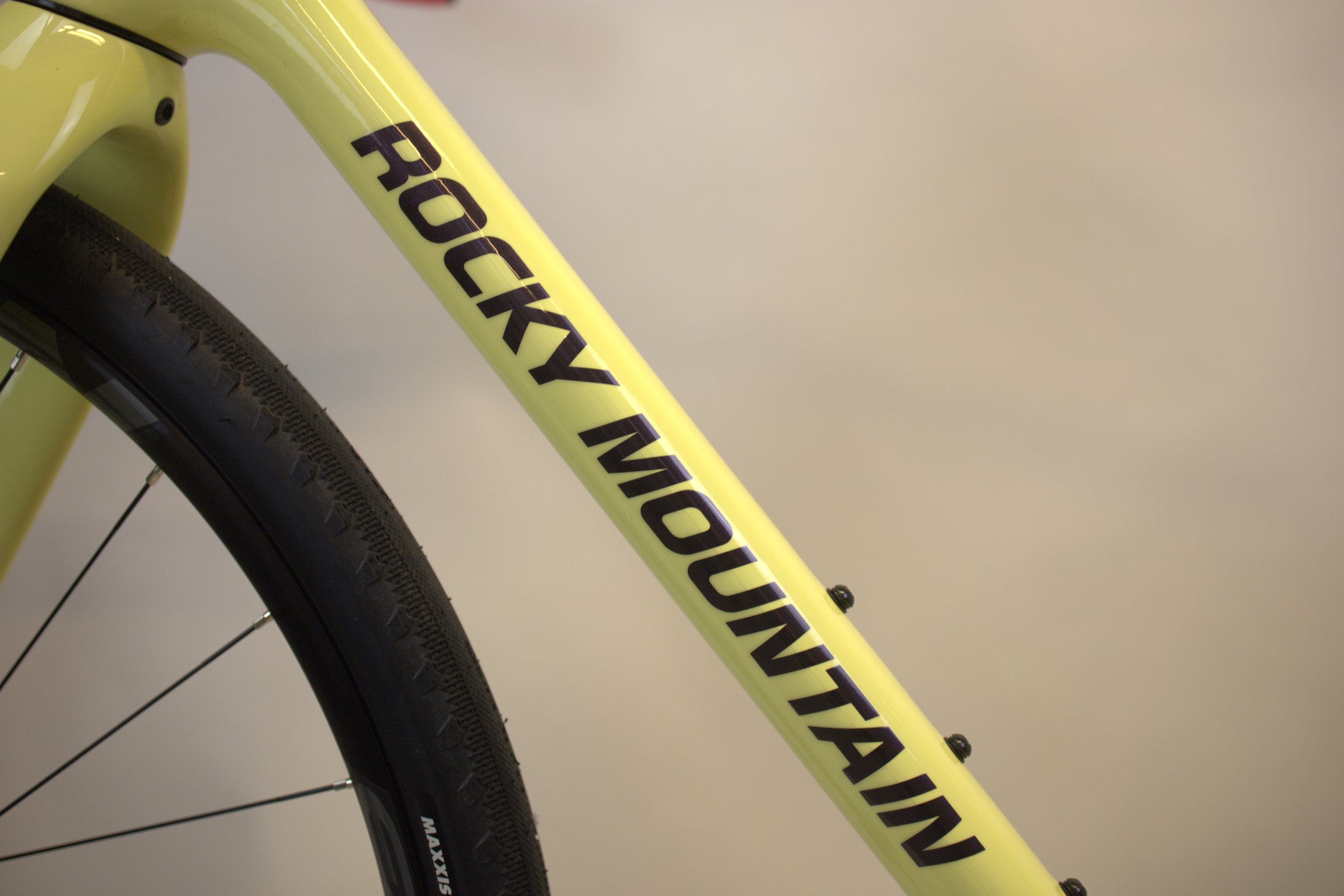 Lys gul Rocky Mountain Solo C70 nærbilde av rammen.