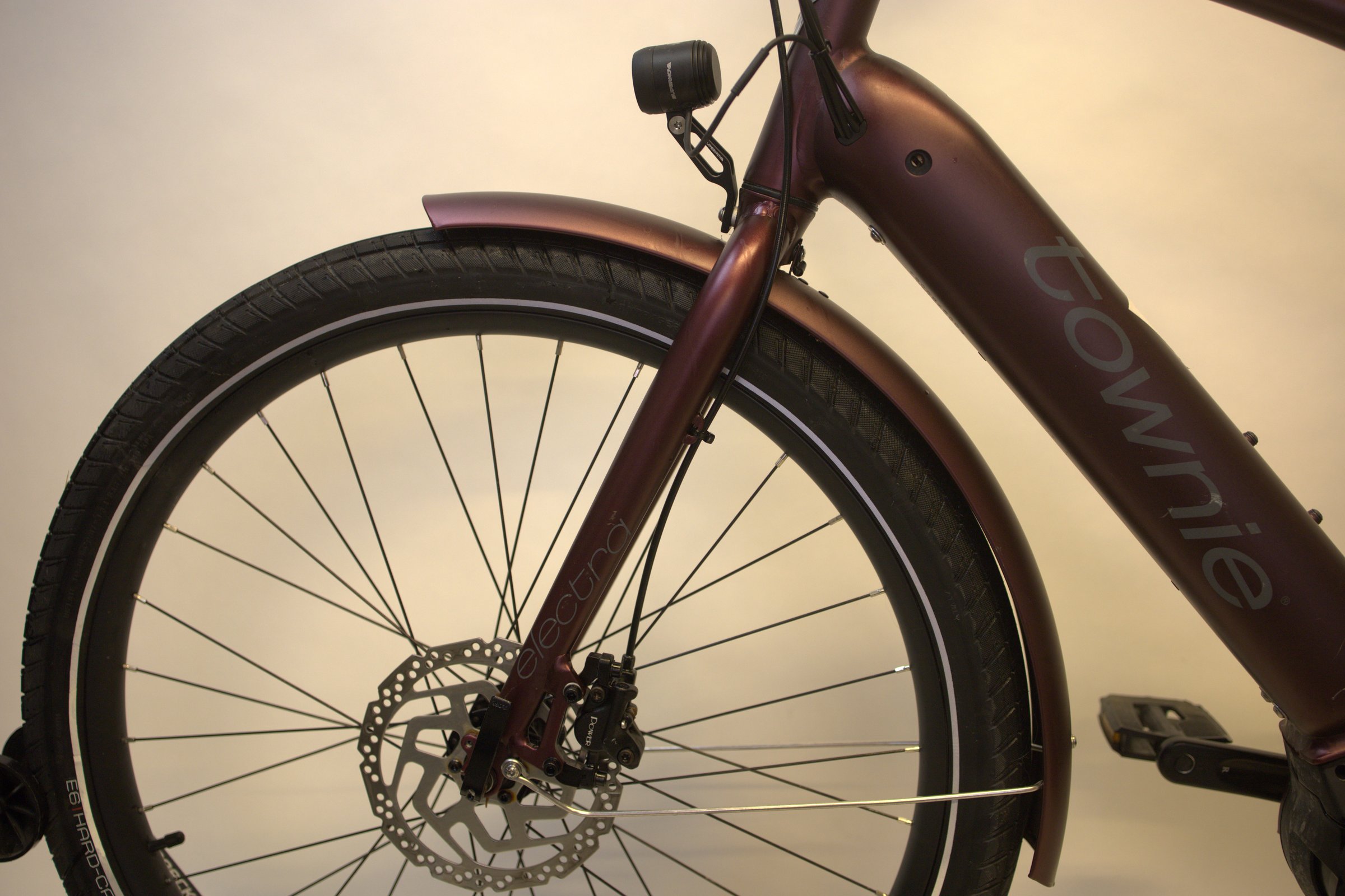 Mørk lilla Electra Townie Path Go! 10D EQ fra siden.