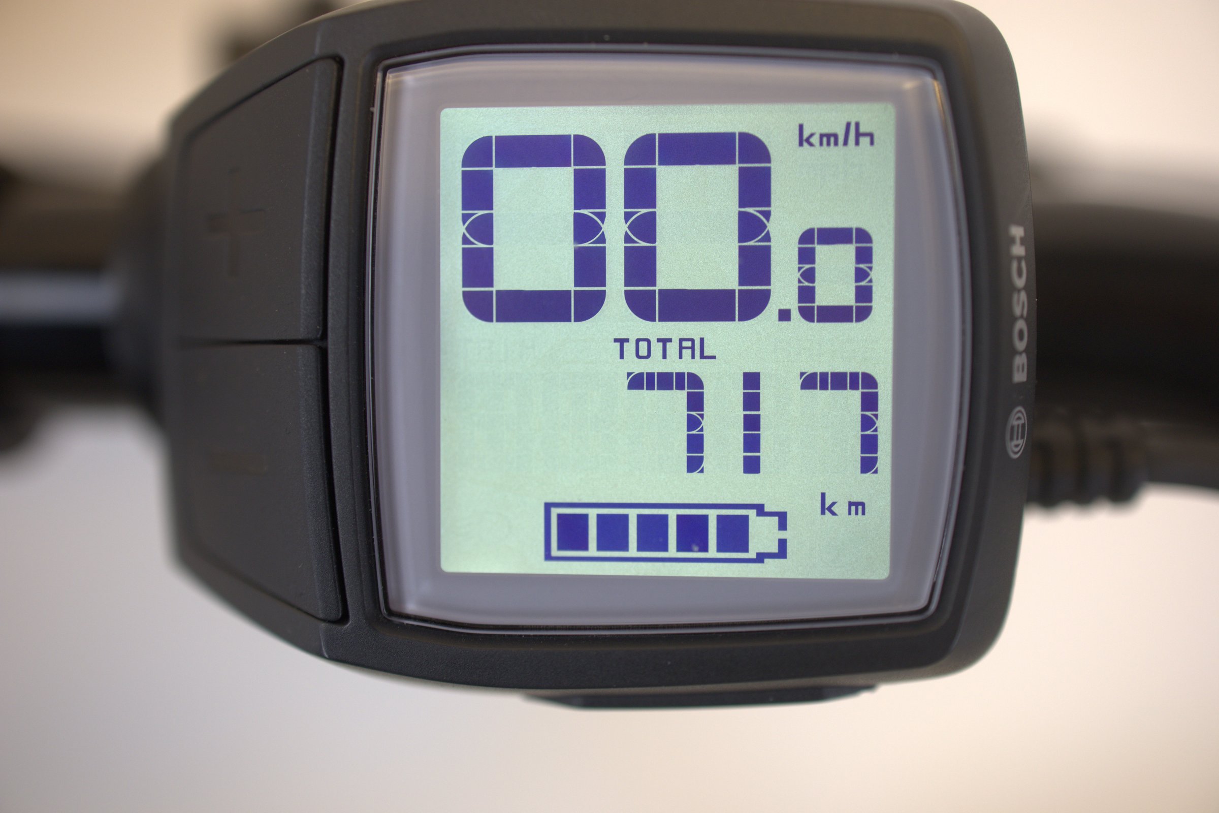 Grå Electra Townie Go display med hastighet og batterinivå.