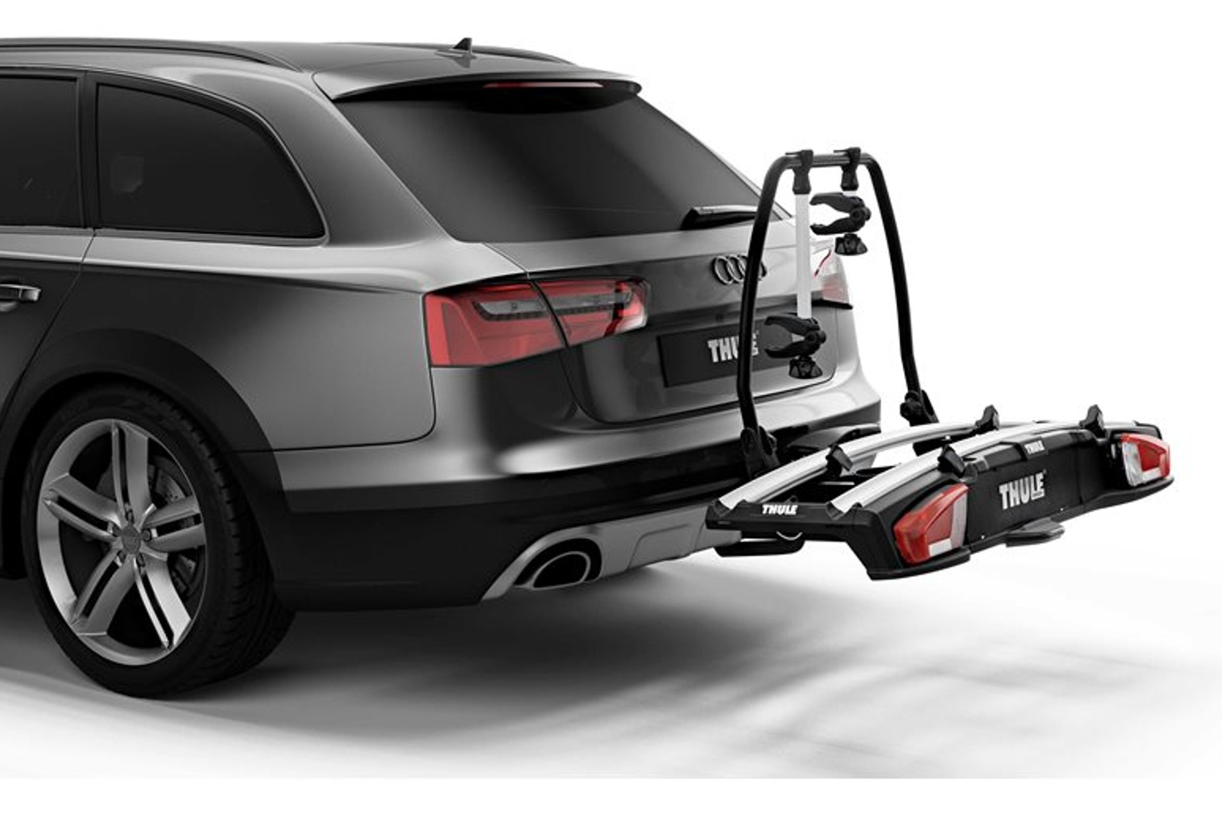 Svart Thule VeloSpace XT sykkelstativ bak på bil.