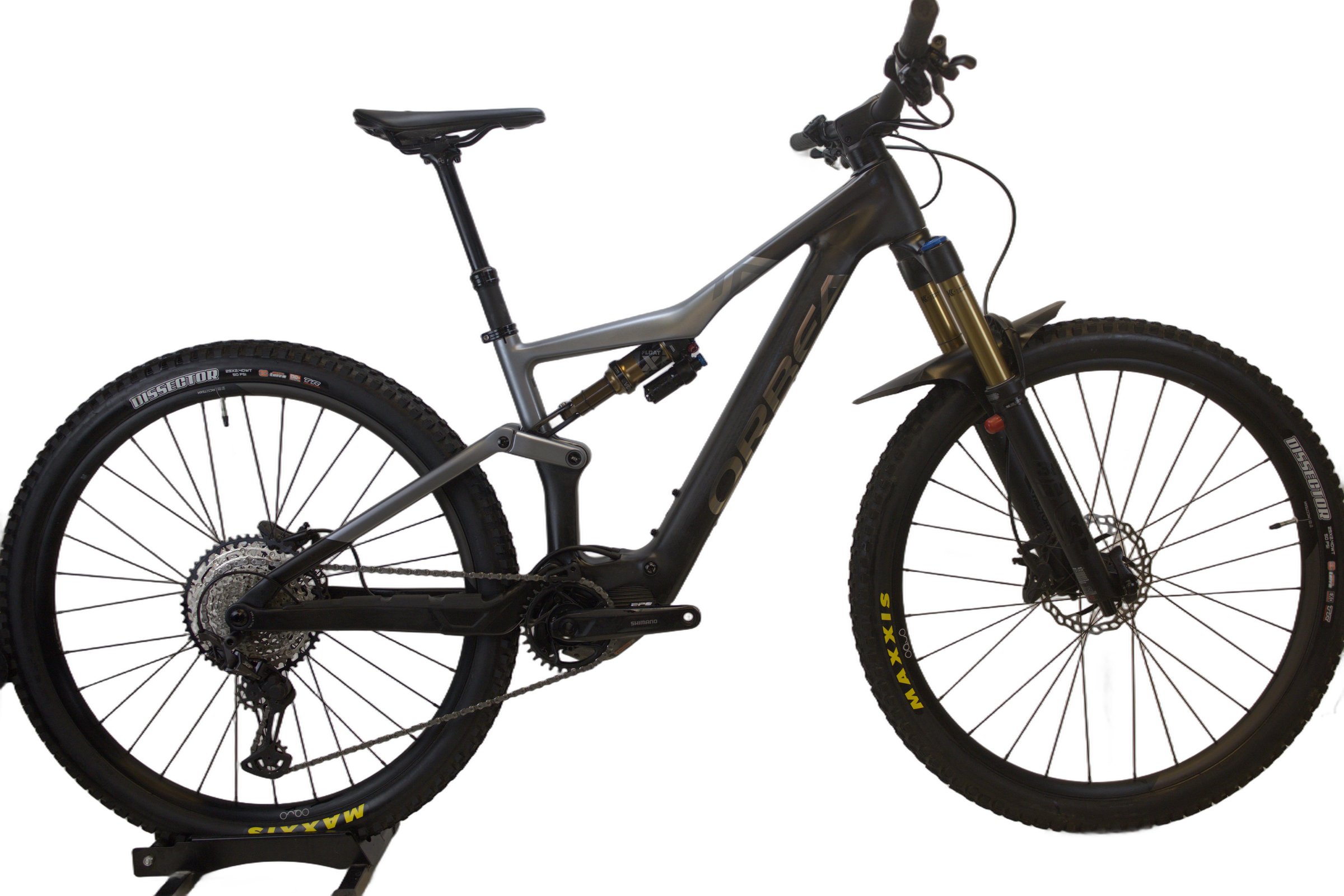 Grå Orbea RISE M10 terrengsykkel fra høyre side.
