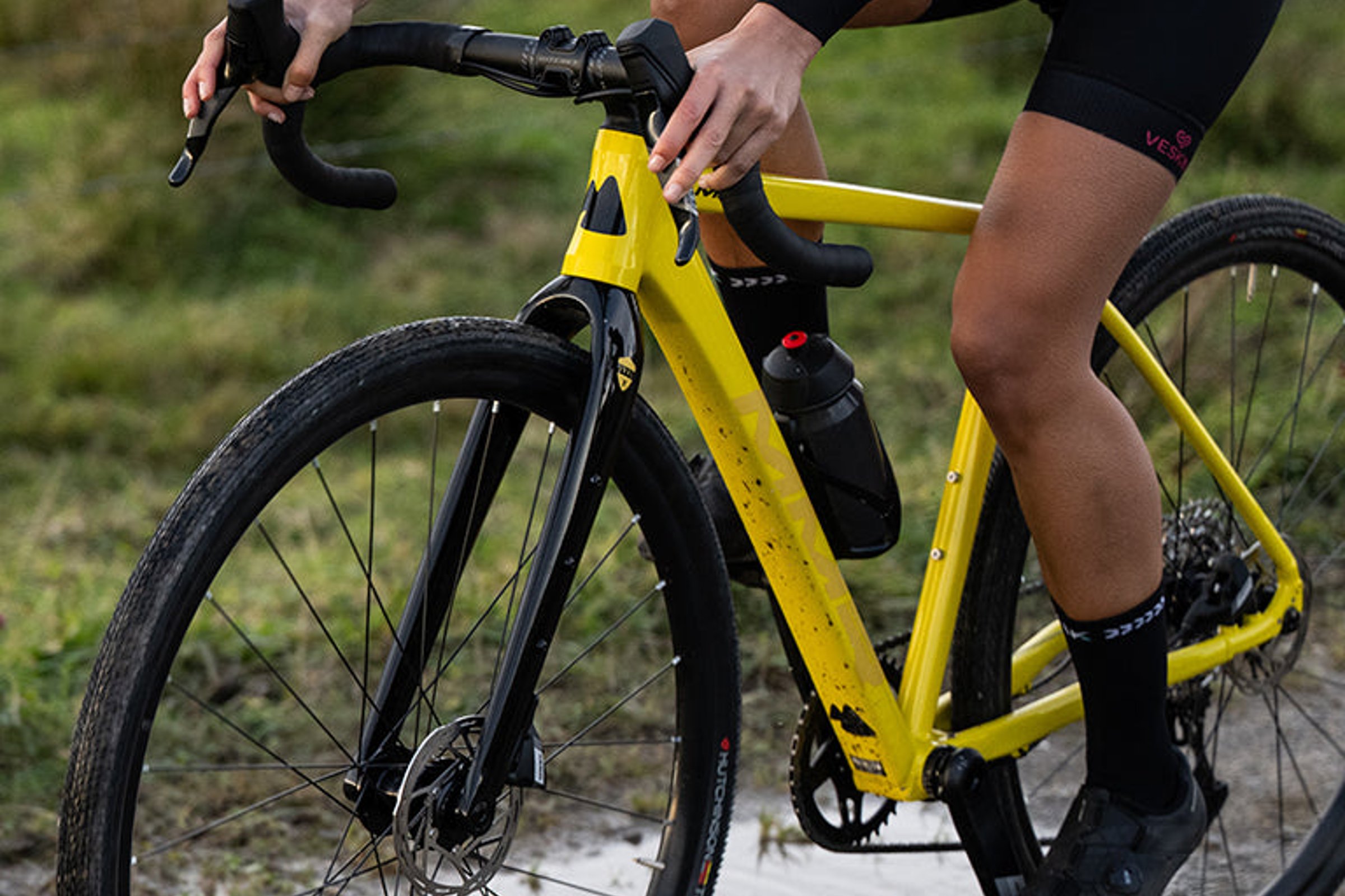 Gul MMR X-Grip 10 med rytter på grusvei.