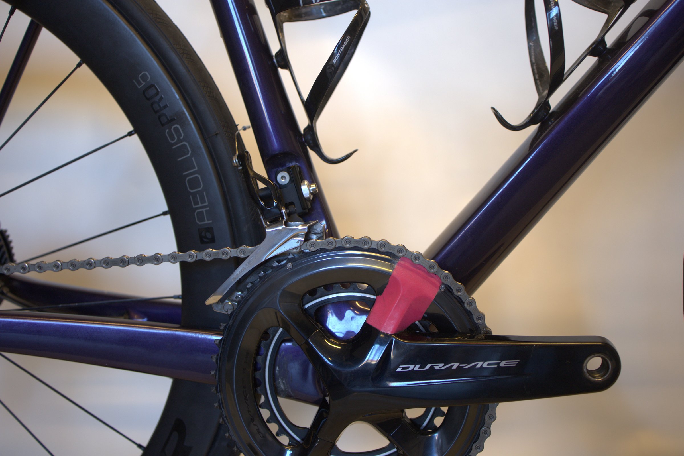 NoName karbonramme med Bontrager hjulsett og shimano gir og skivebremser