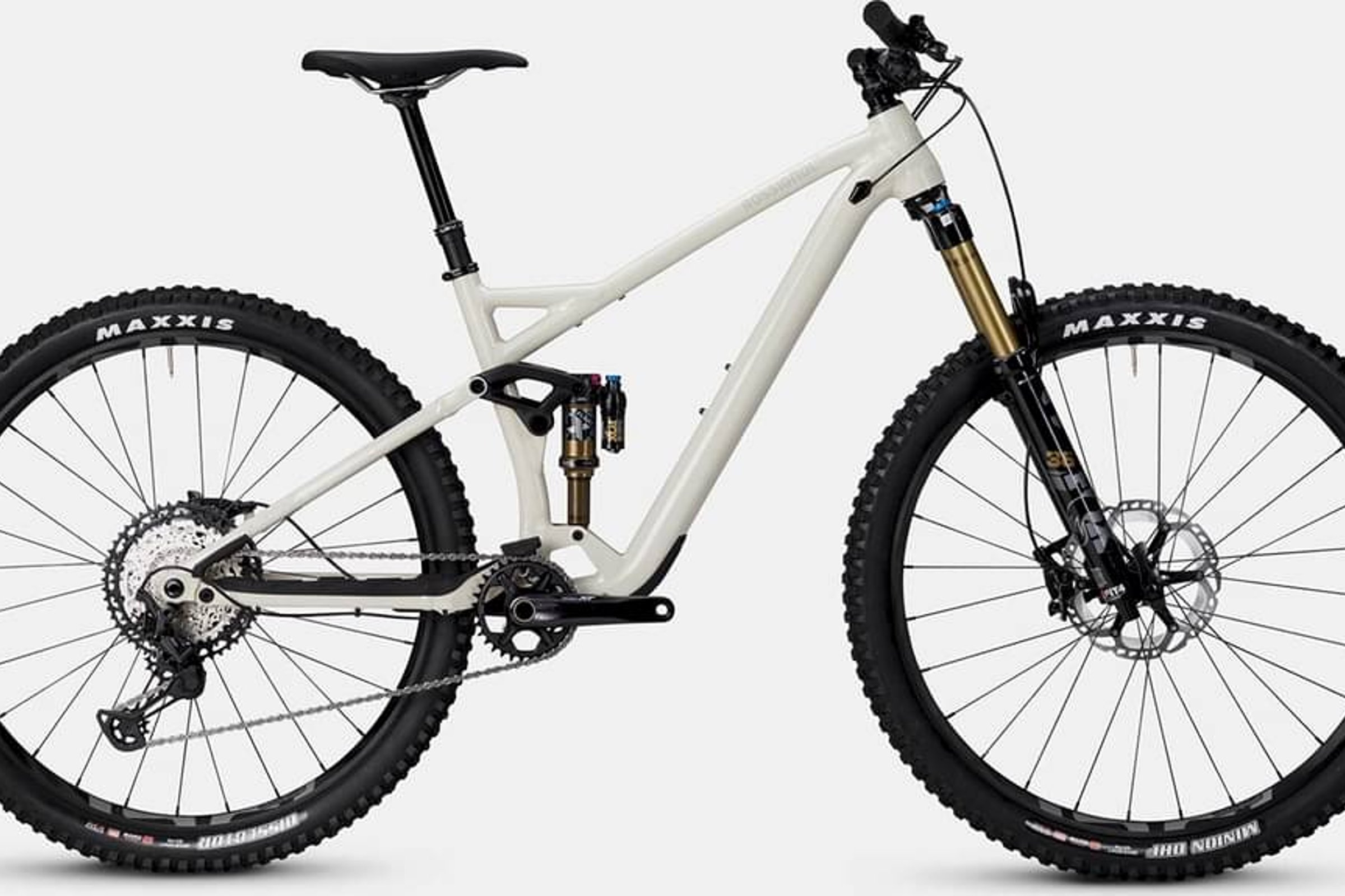 Lys beige Rossignol Trail Mandate XT terrengsykkel fra siden.