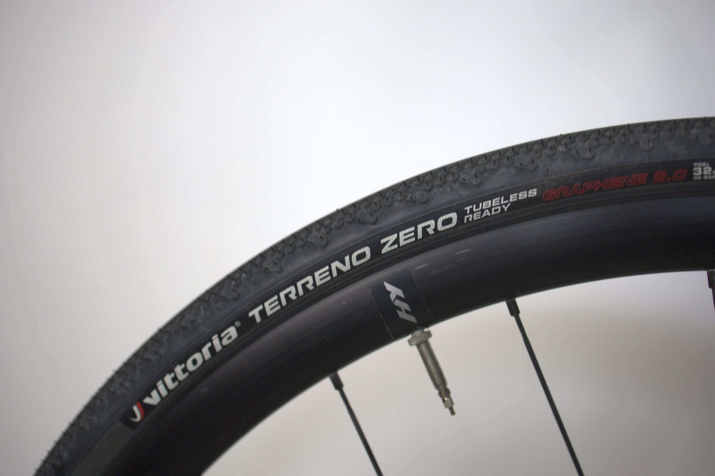 Svart Wilier TRIESTINA HYBRID dekk nærbilde av felg og ventil.