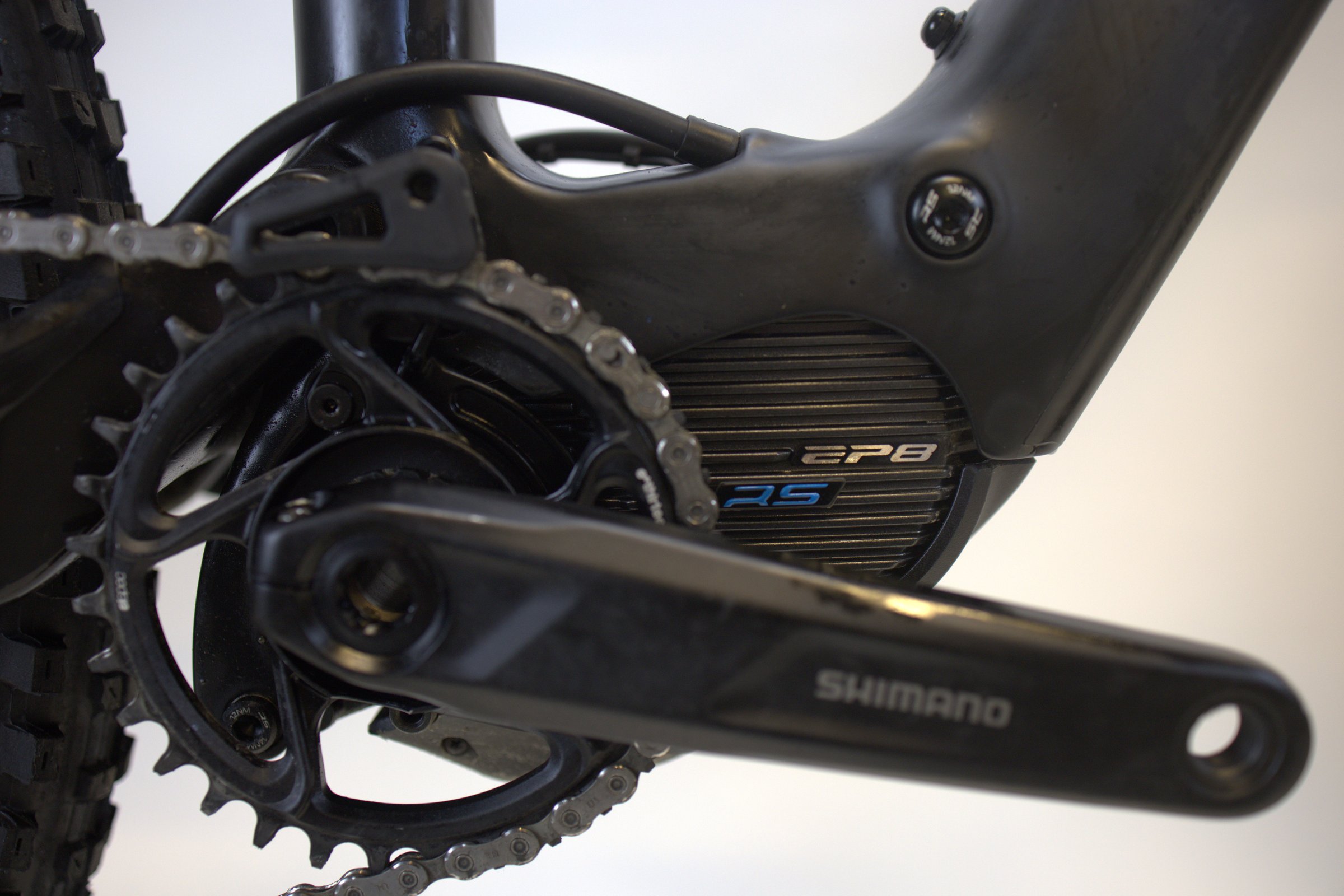 Svart Orbea RISE M10 detalj av drivverk og motor.