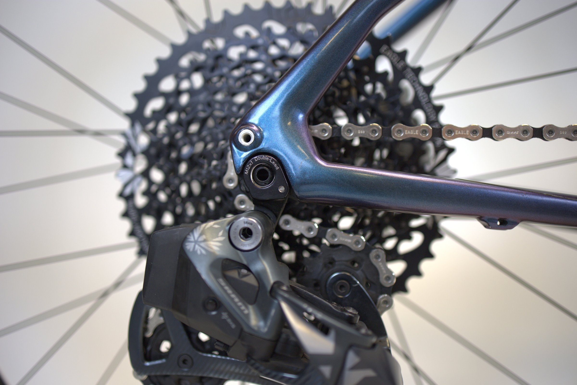 Blå Cannondale Topstone Carbon fra bak med girsystem og kassett.