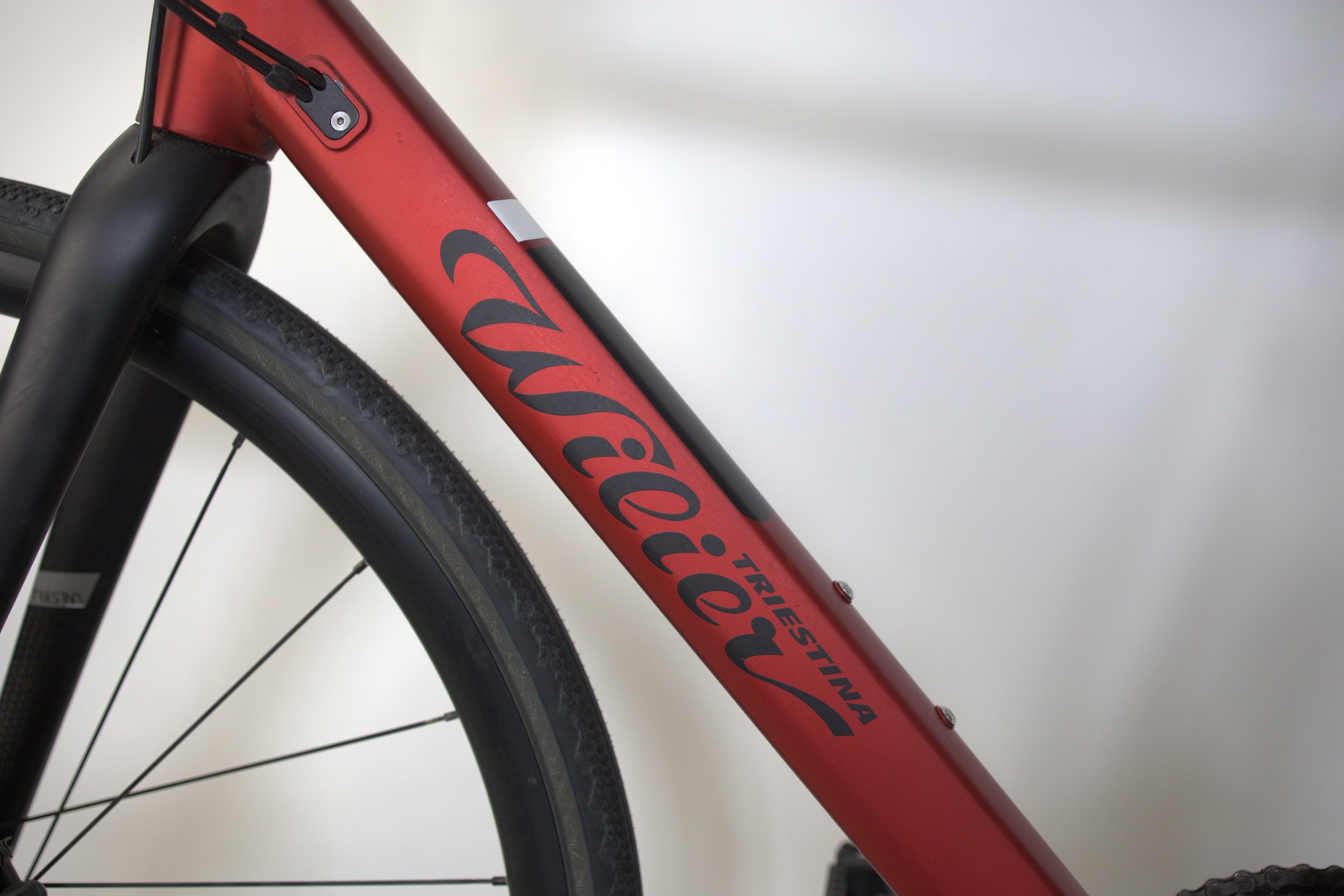 Rød Wilier TRIESTINA hybrid fra siden med flat styre.