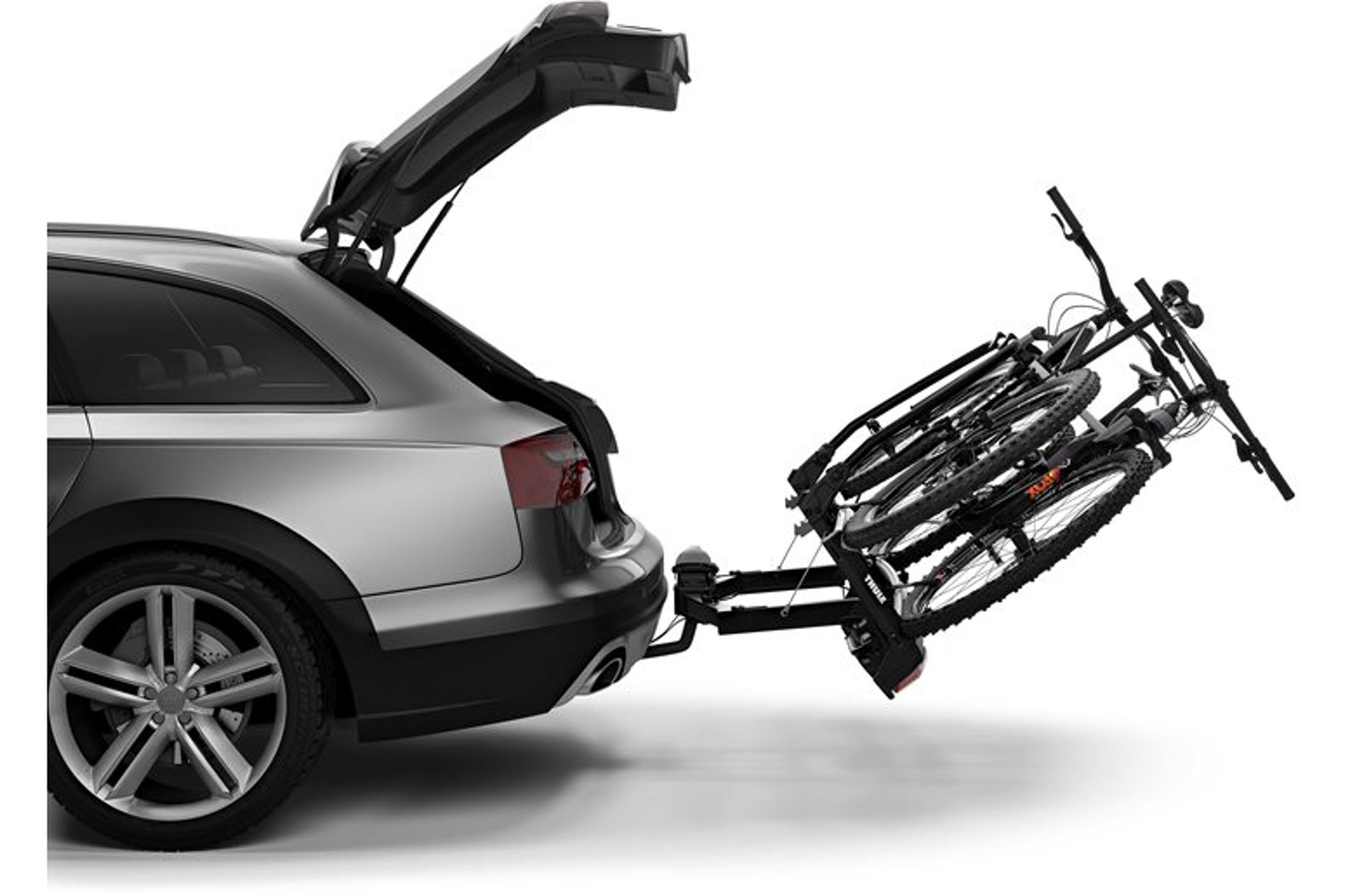 Svart Thule VeloSpace XT 2-bike sykkelstativ med to sykler.