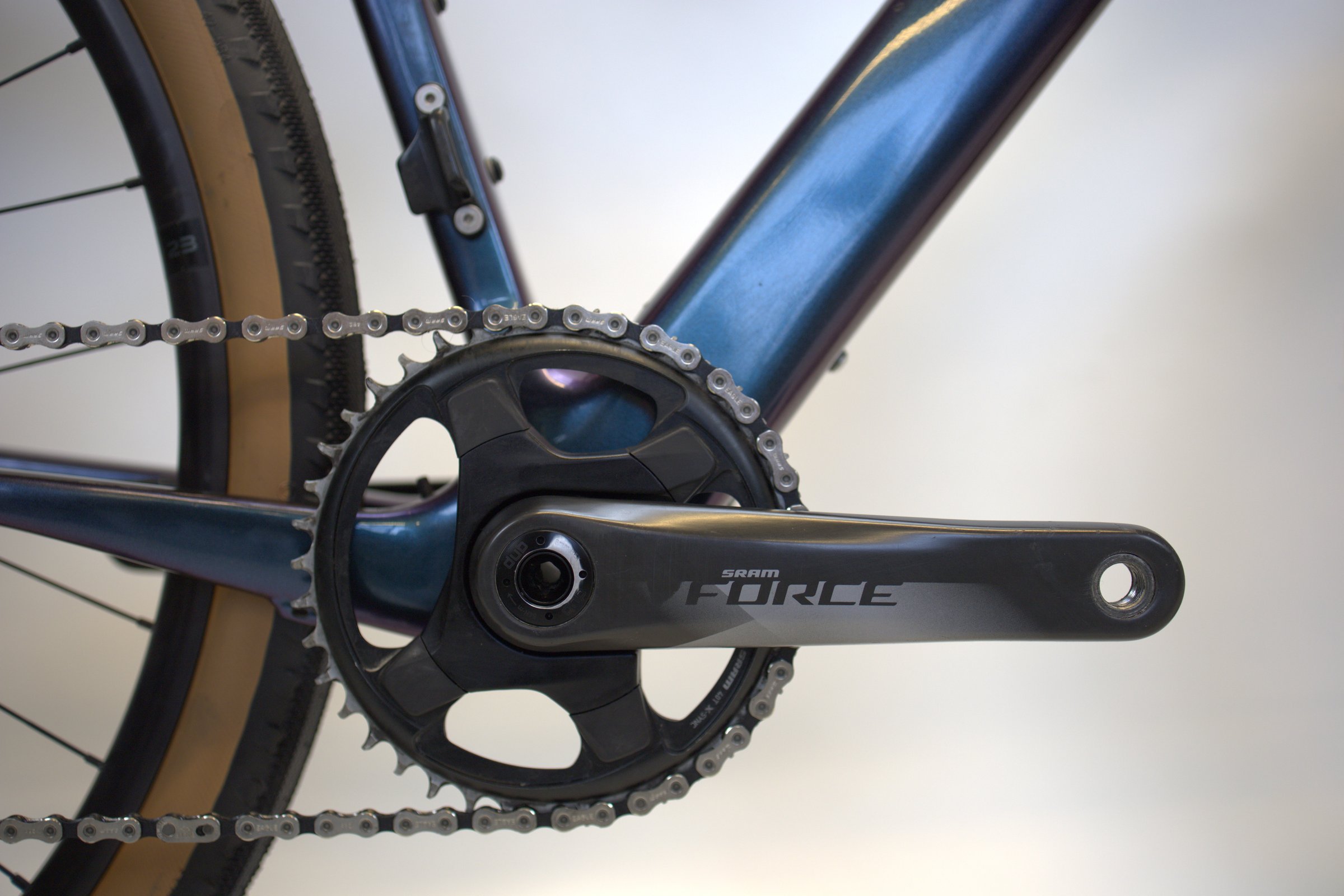 Blå Cannondale Topstone Carbon nærbilde av krank og kjede.