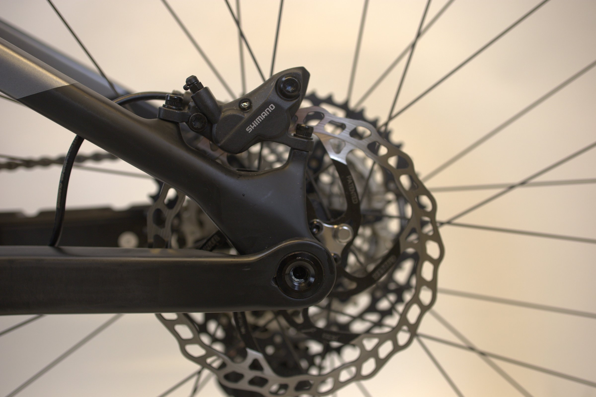 Svart Orbea RISE M10 detalj av bakbrems og girsystem.