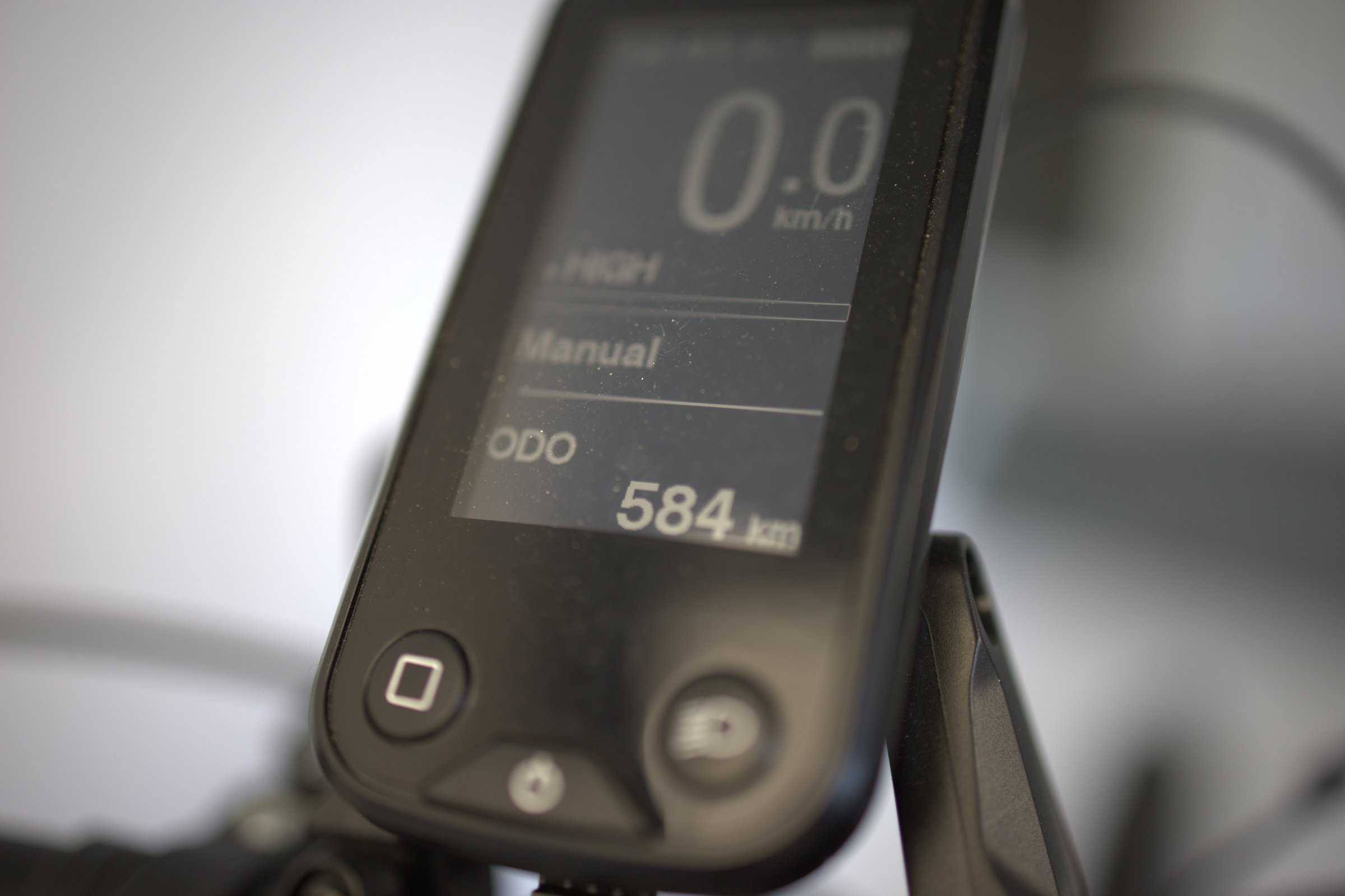 Svart Gekko Flash TRG skjerm som viser hastighet og kilometer.