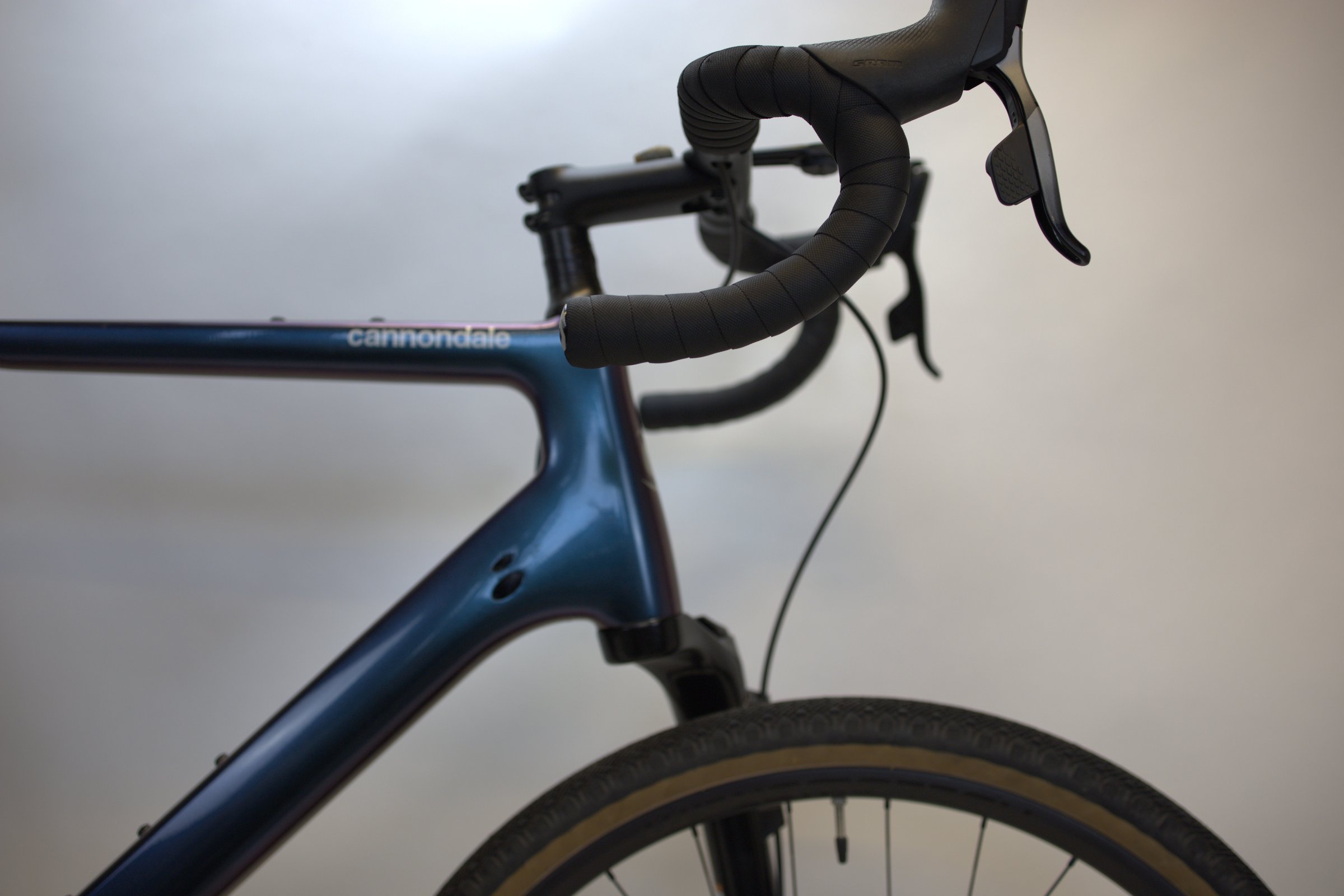 Blå Cannondale Topstone Carbon høyre side med styret i fokus.