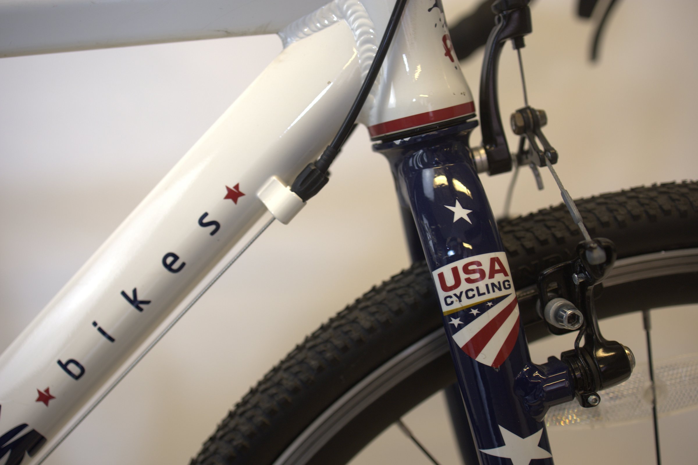 Hvit FROG Road 70 USA nærbilde av fronten og gaffelen.