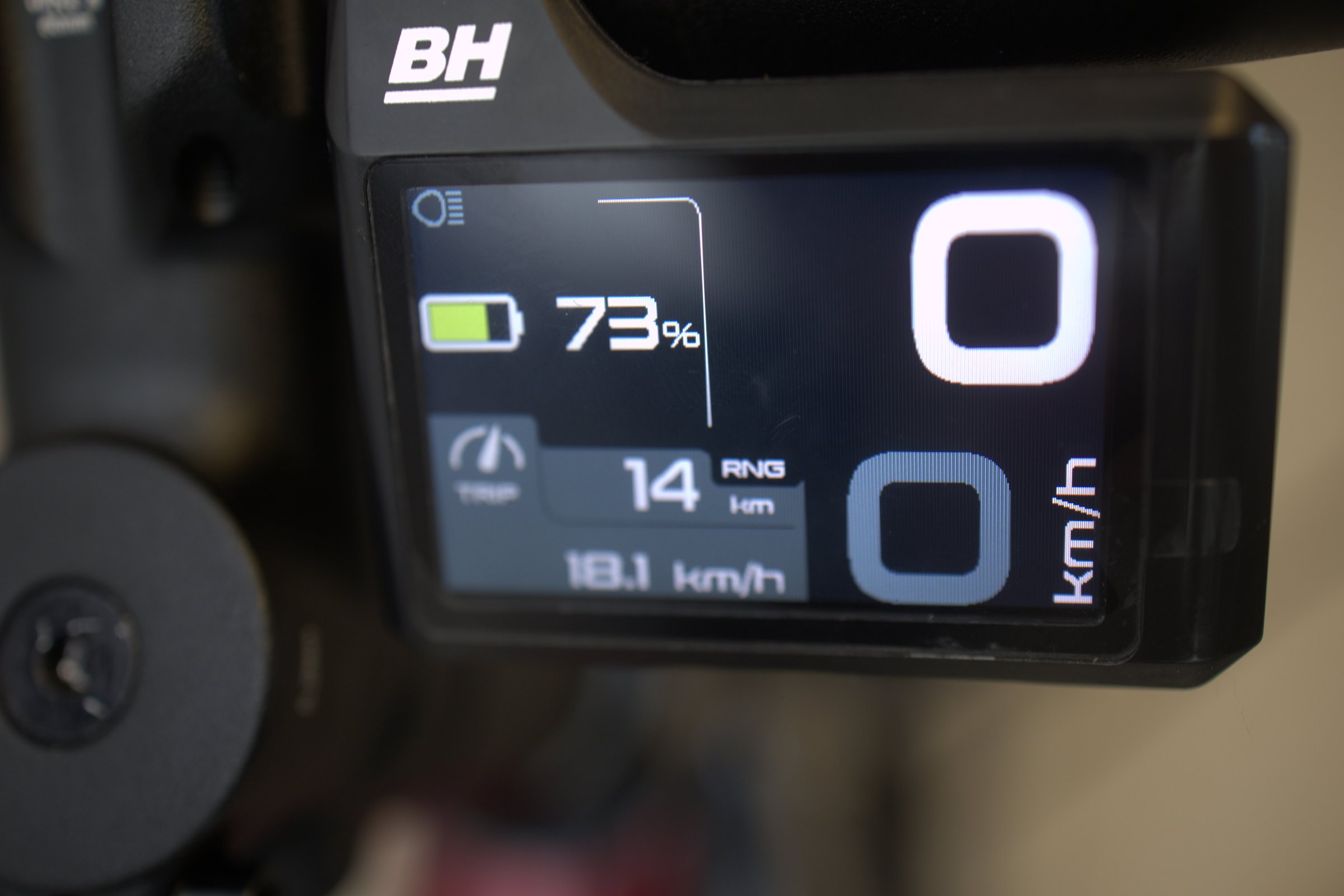 Svart BH ATOM JET med display som viser batterinivå og hastighet.