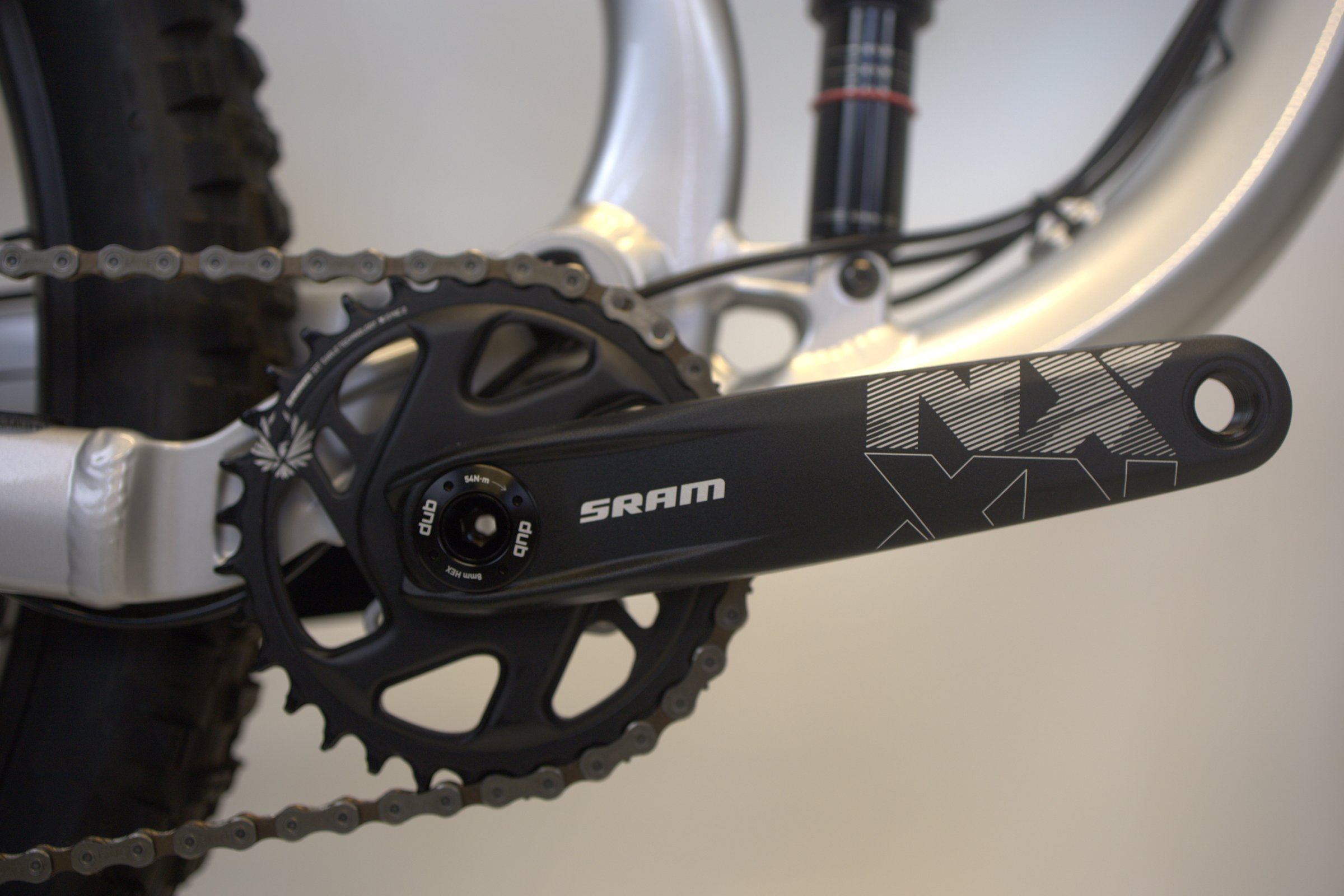Svart Kona Process 153 DL 29 M detalj av krank og kjede.