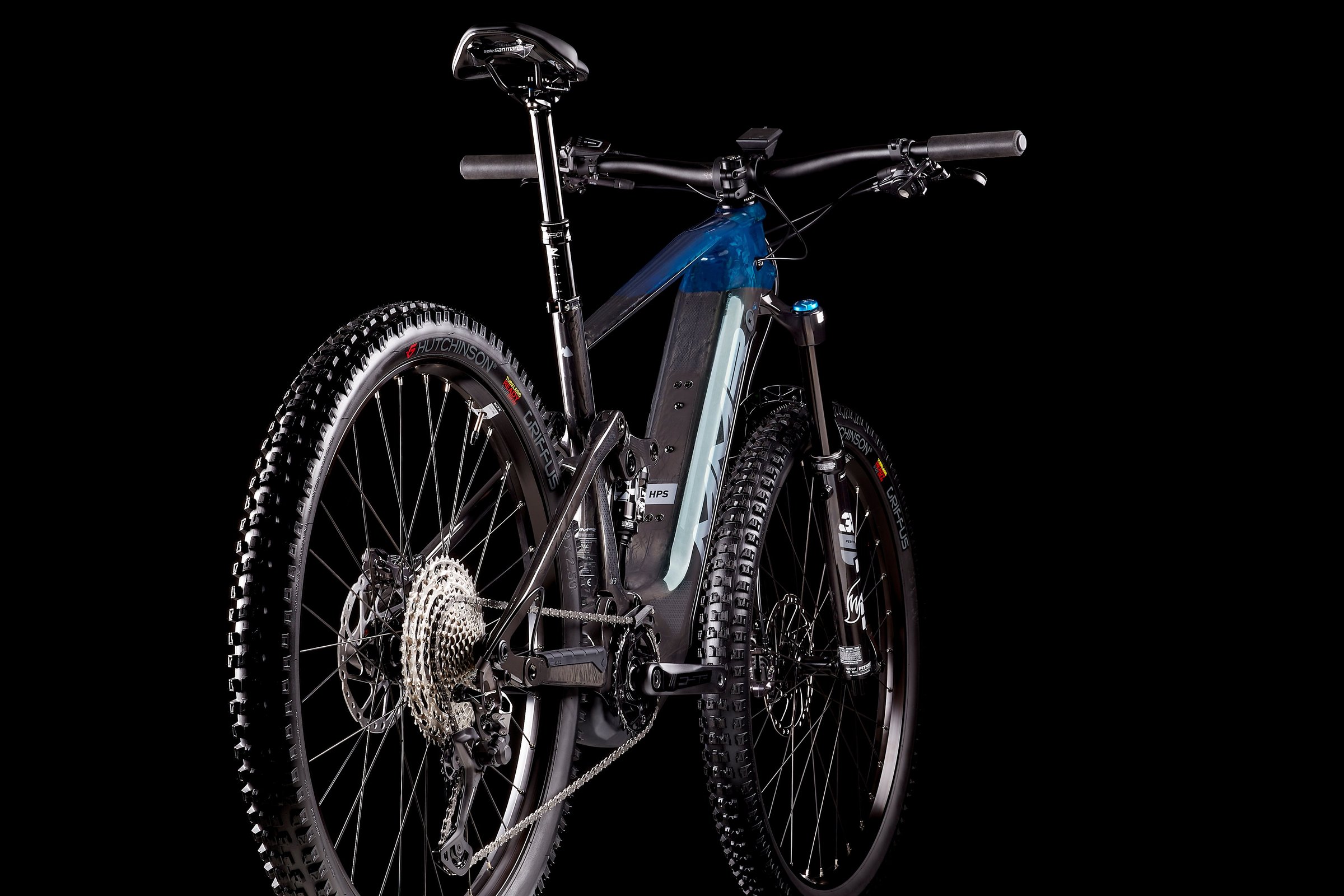 Svart MMR X-Bolt 140 30 sett fra bak med fokus på hjulene.