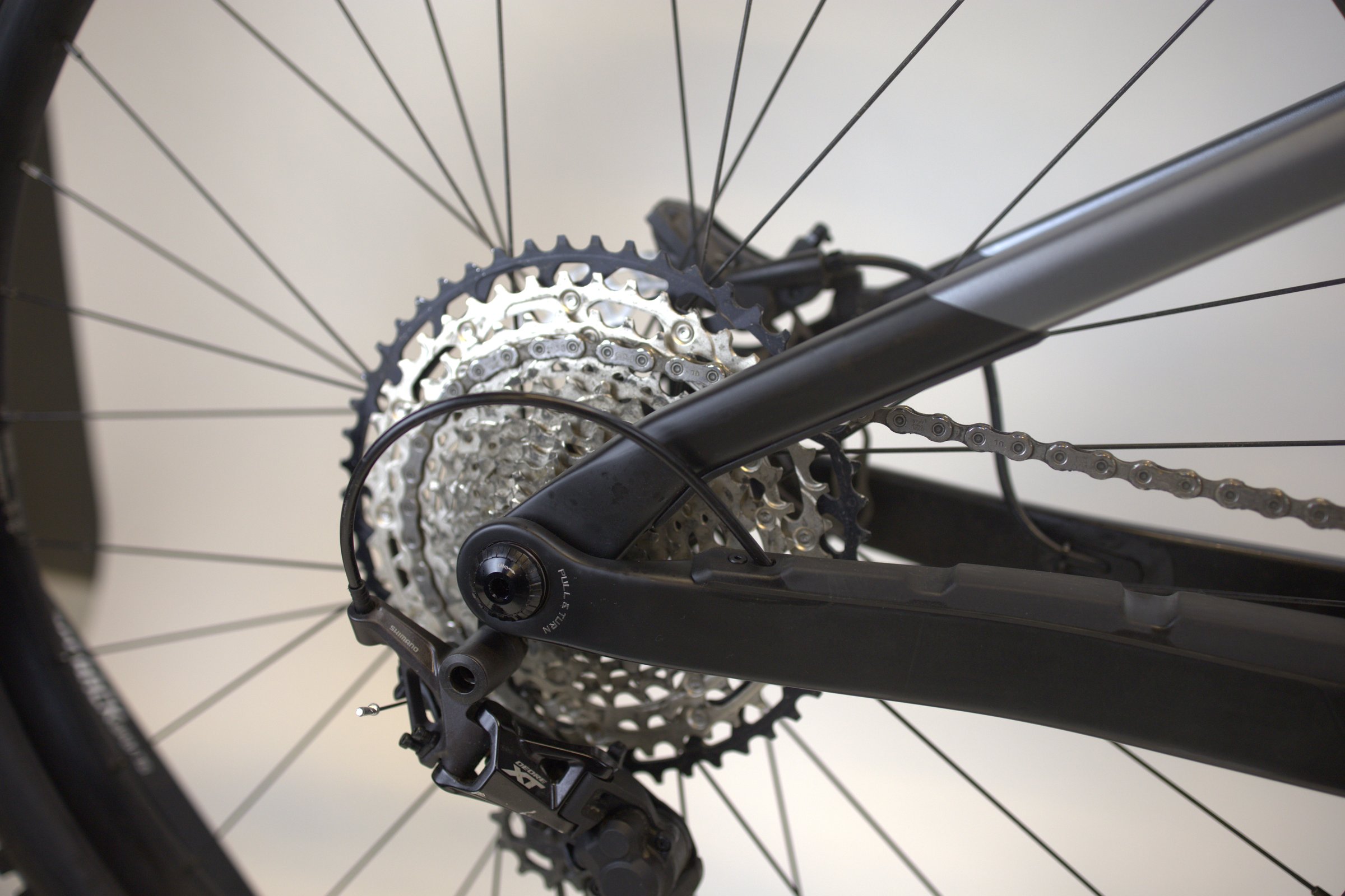 Svart Orbea RISE M10 nærbilde av bakgir og kjede.