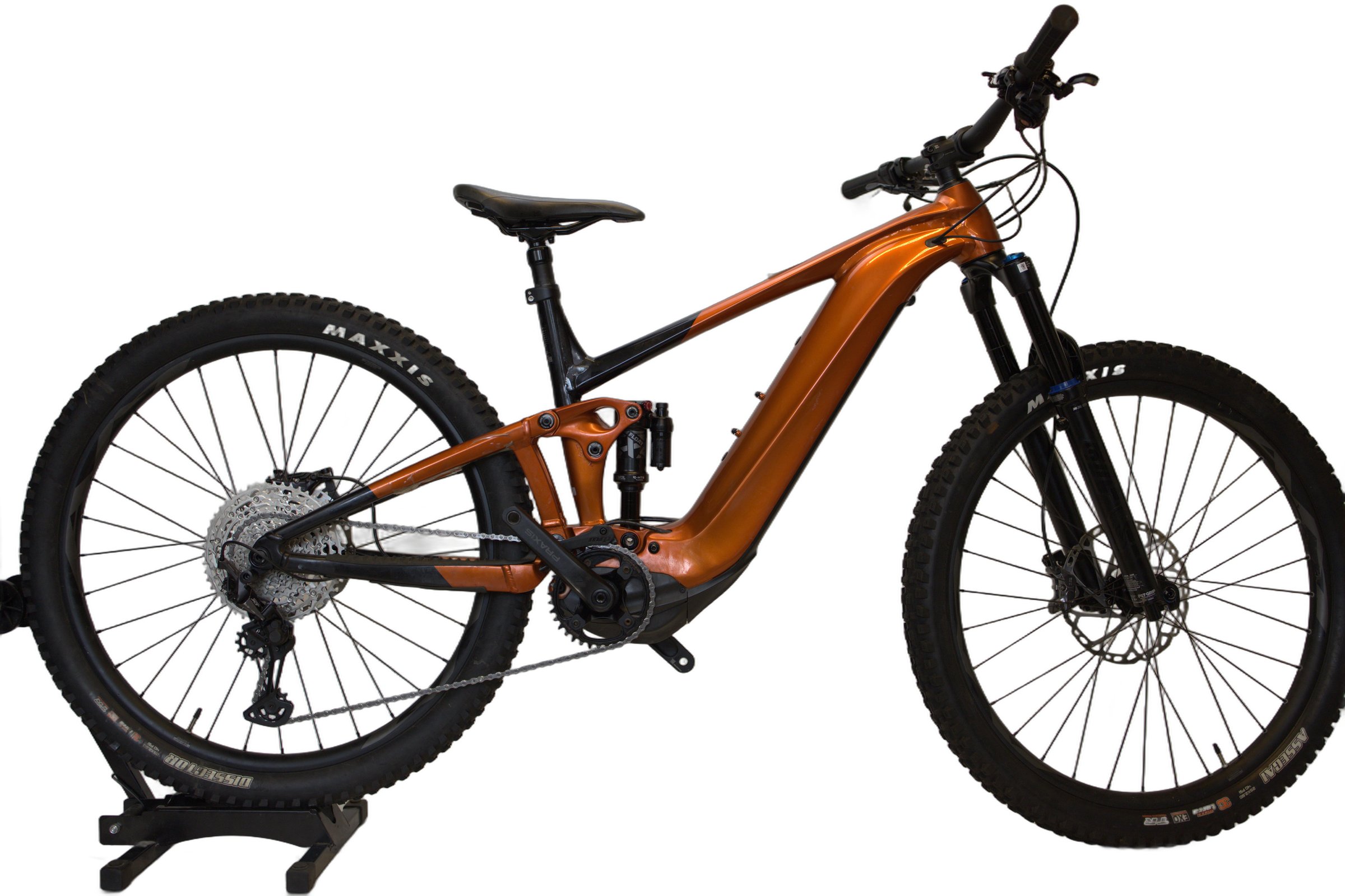 Brun Giant Trance X E+ 1 fra siden med terrengdekk.