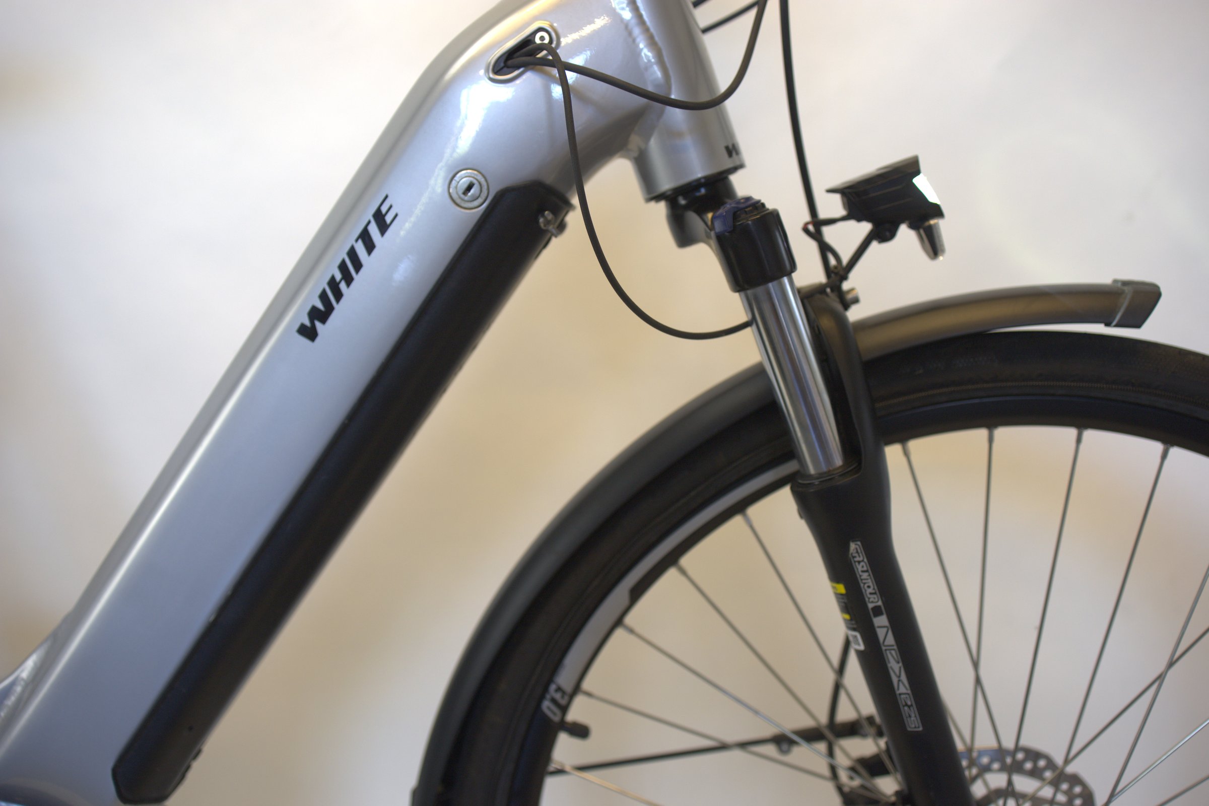 White E-Trekking 3.0 Bosch A+ 500 23