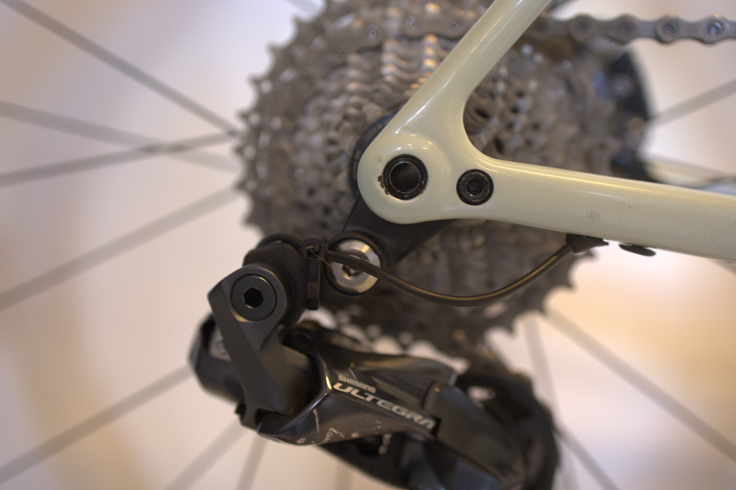 Lys grønn Specialized Aethos Expert bakfra med girsystem og hjul.