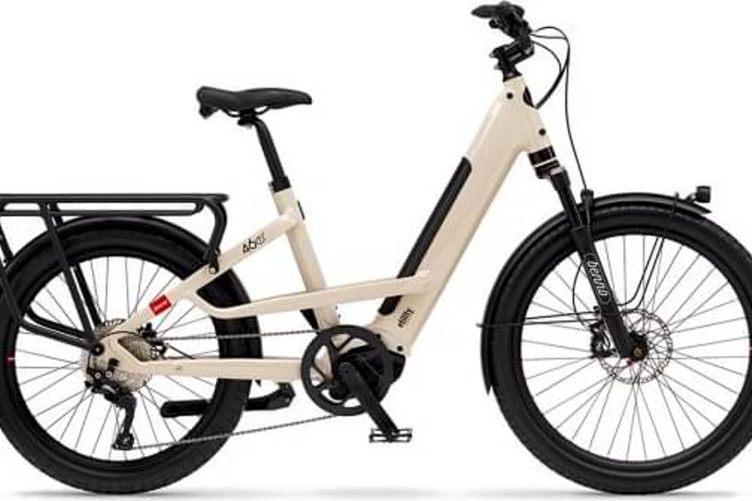 Beige Benno 46er fra siden, med bagasjebrett og kraftige dekk.