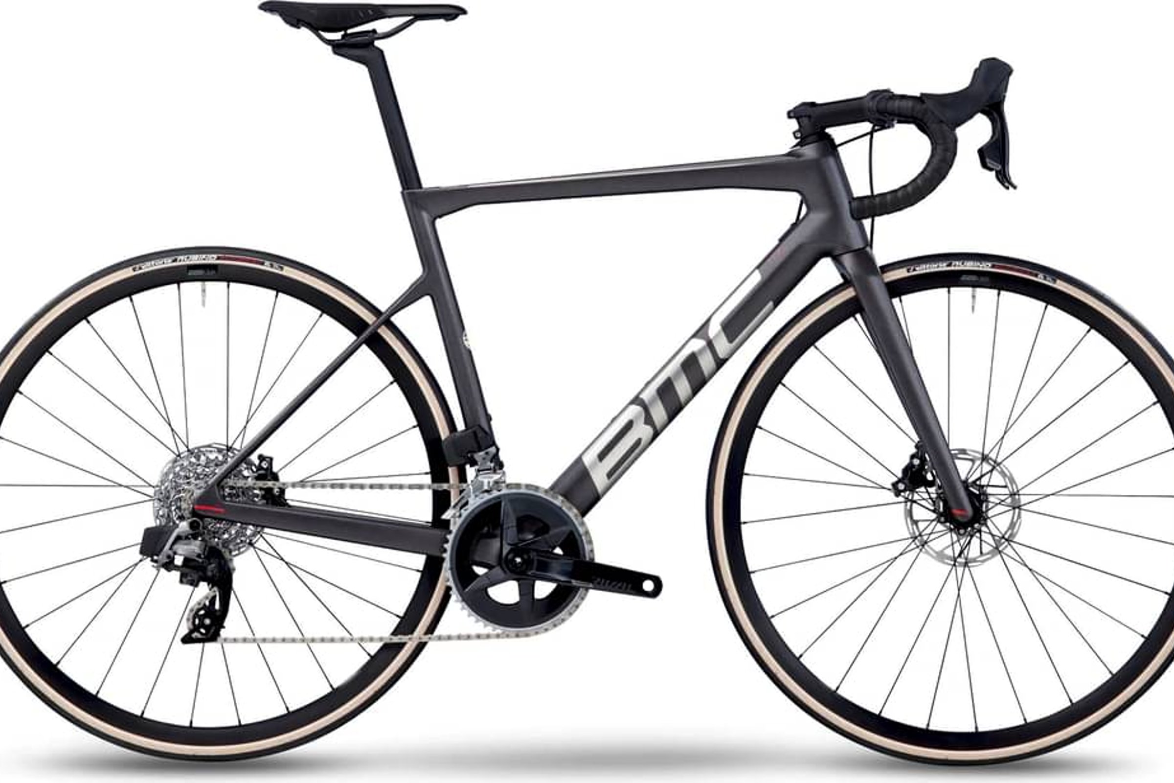 Grå BMC Teammachine SLR FOUR fra siden med slanke dekk.