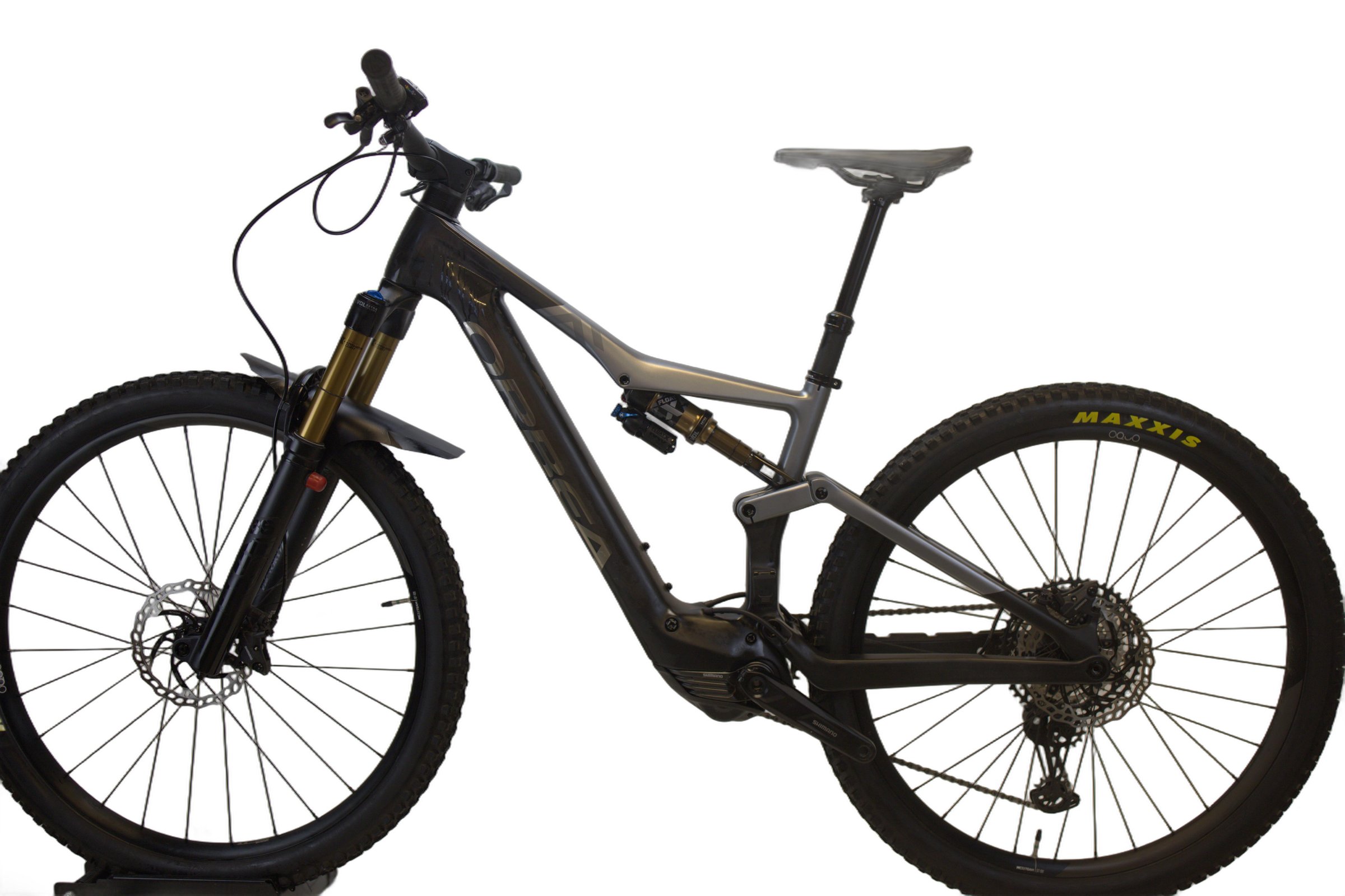 Grå Orbea RISE M10 terrengsykkel fra siden.