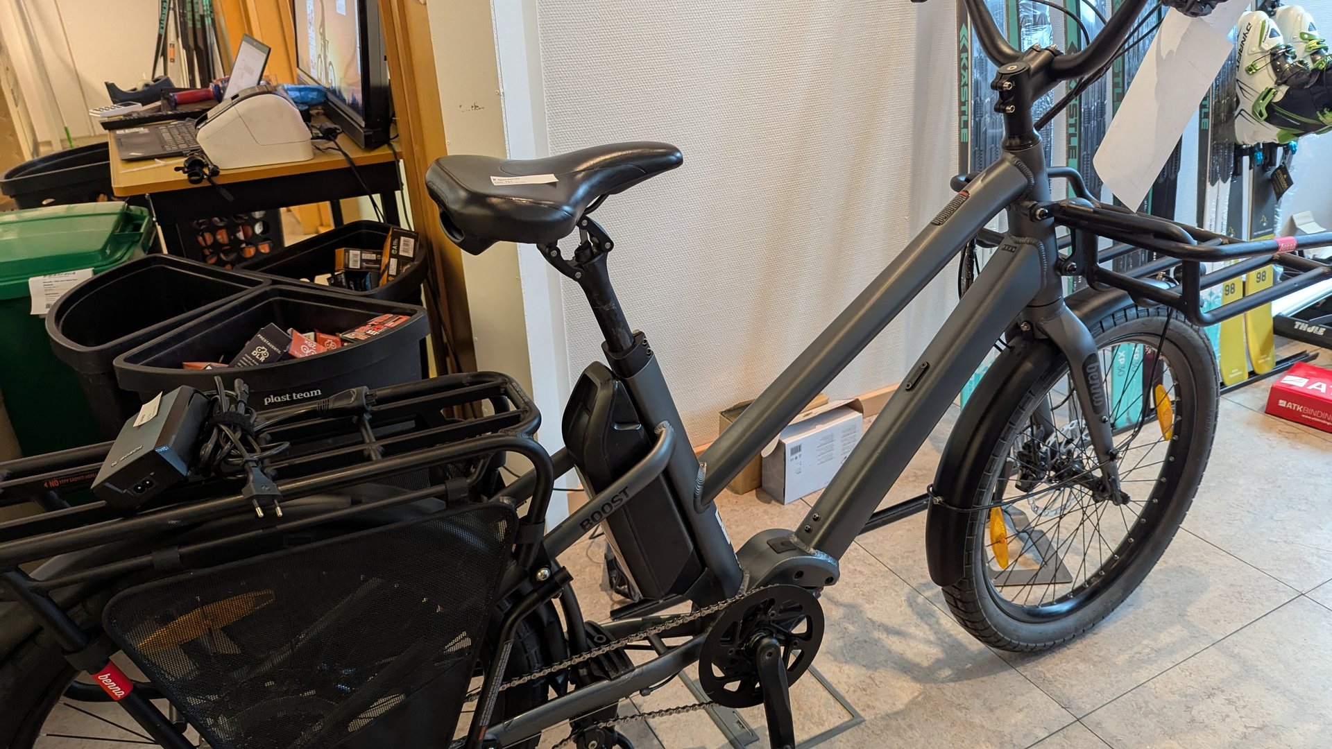 2023 Benno Boost 10D CX500 Easy On (grå/1369km) med påmontert ekstrautstyr