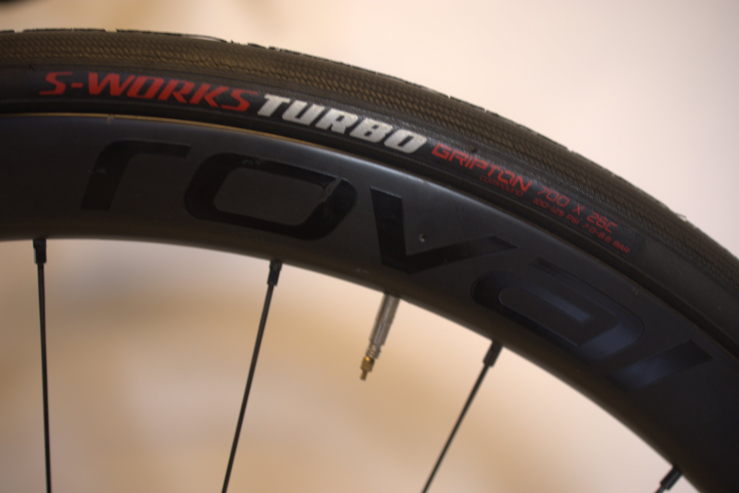 Svart Specialized Aethos hjulsett med ROVAL C38 Disc fra siden.