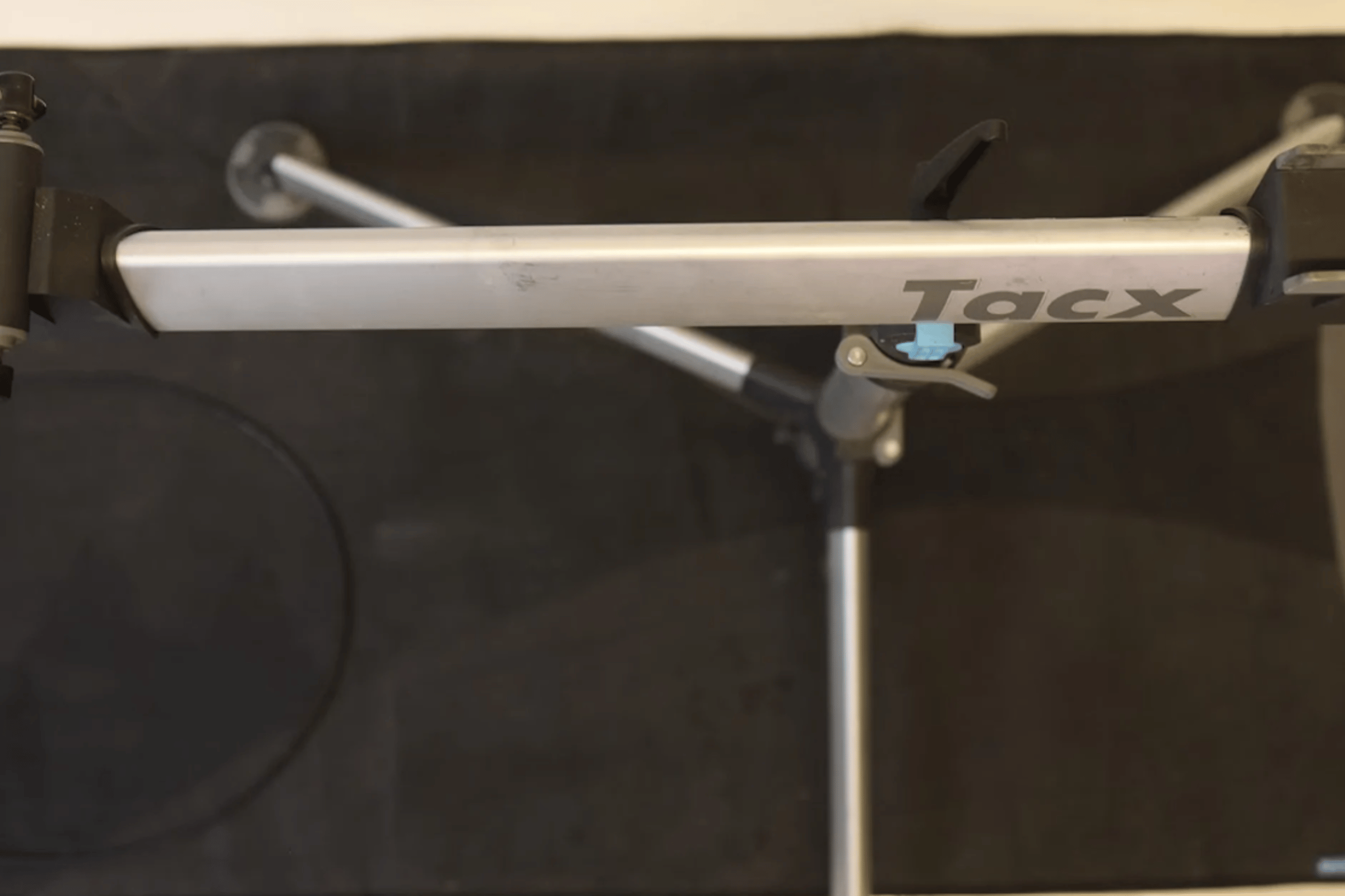 Praktisk Tacx-pakke for hjemmetrening og enkelt vedlikehold av sykkel.