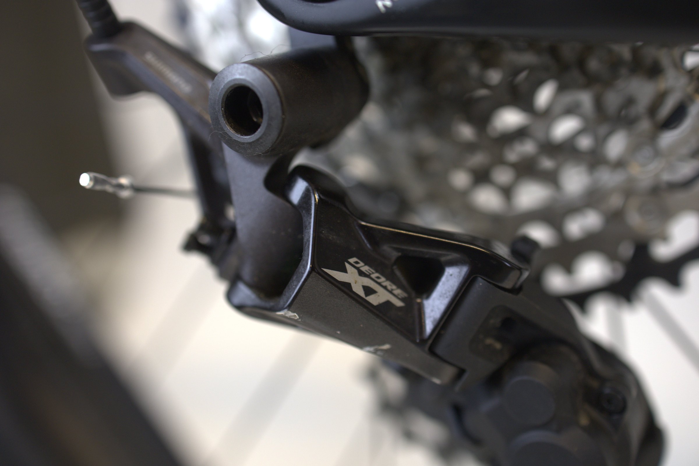 Svart Orbea RISE M10 detalj av girsystemet bak.