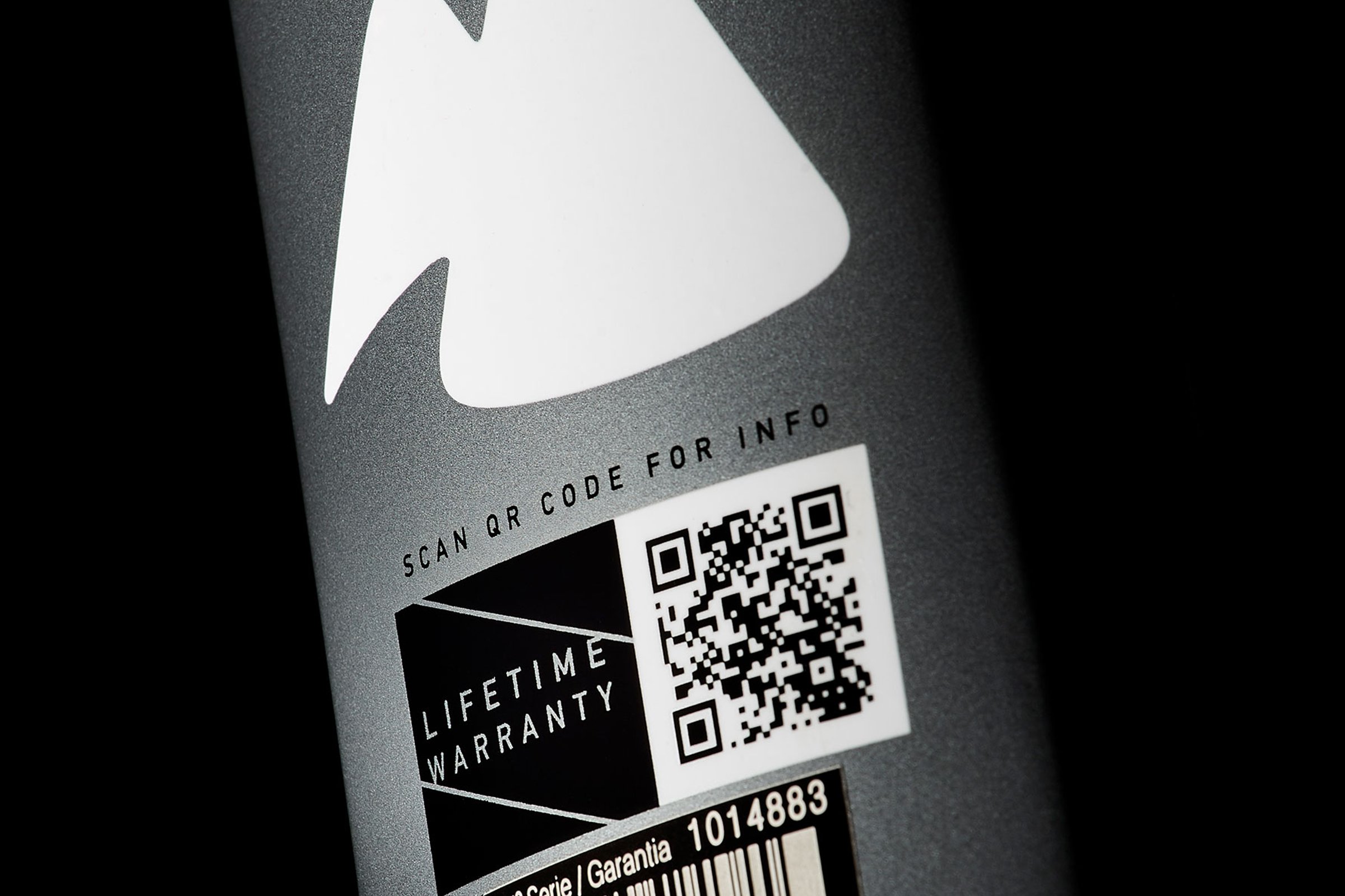 Grå MMR Woki 00 detalj av rammeskilt og QR-kode.