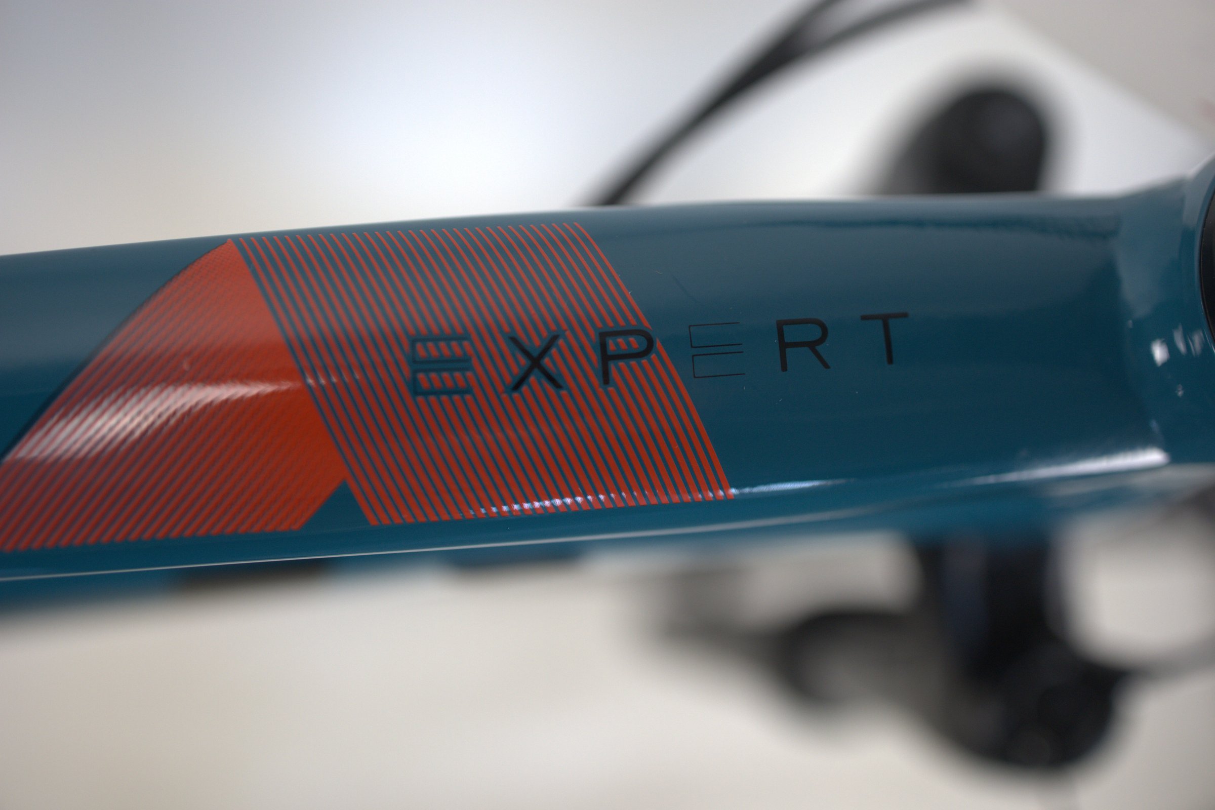 Blå BH EXPERT 4.5 nærbilde av rammedesign og logo.