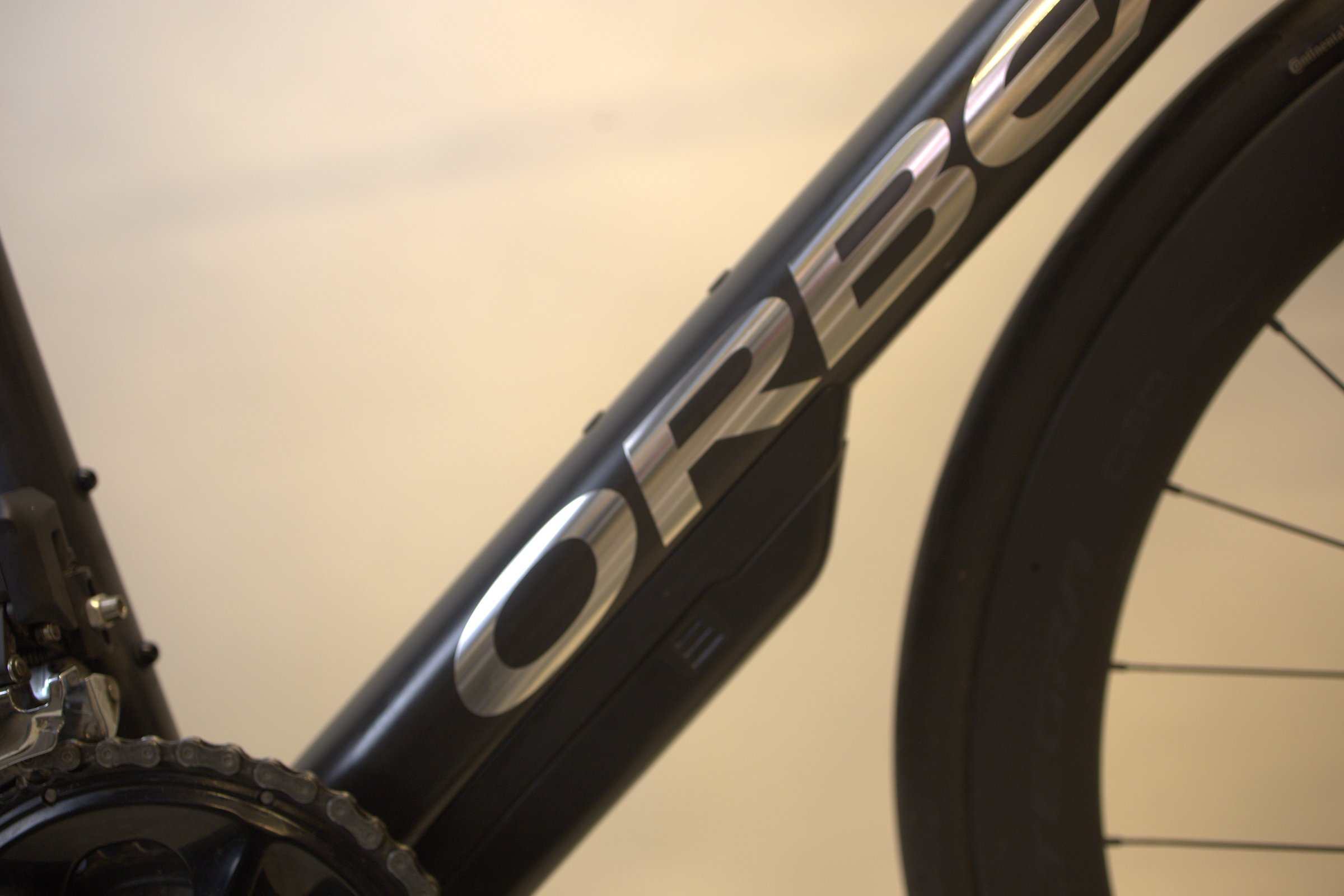 Orbea Orca M30i Di2 med Dura-Ace C50 og wattmåler