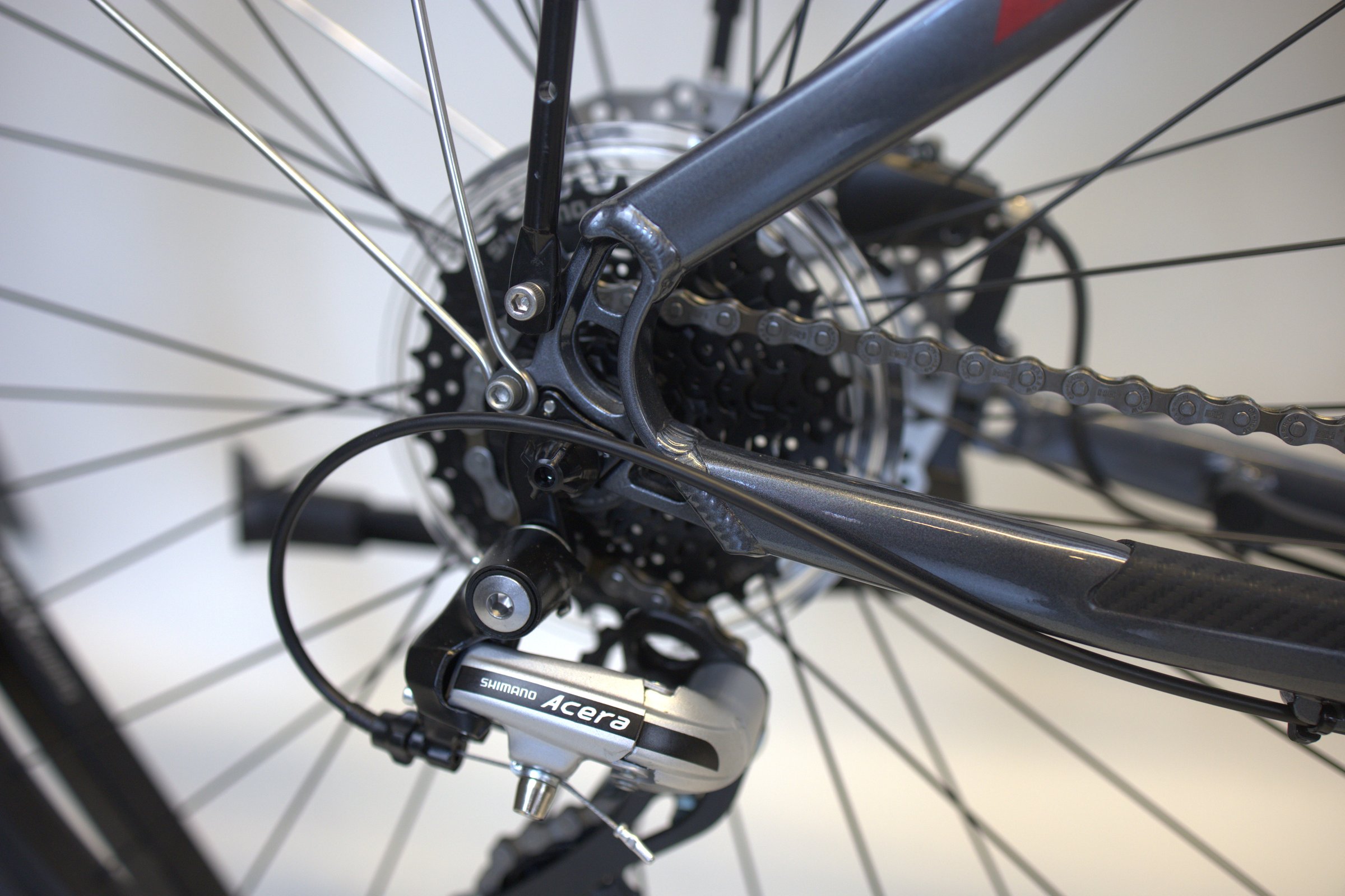 Grå BH ATOM JET med Shimano Acera, fokus på bakgir og kjede.
