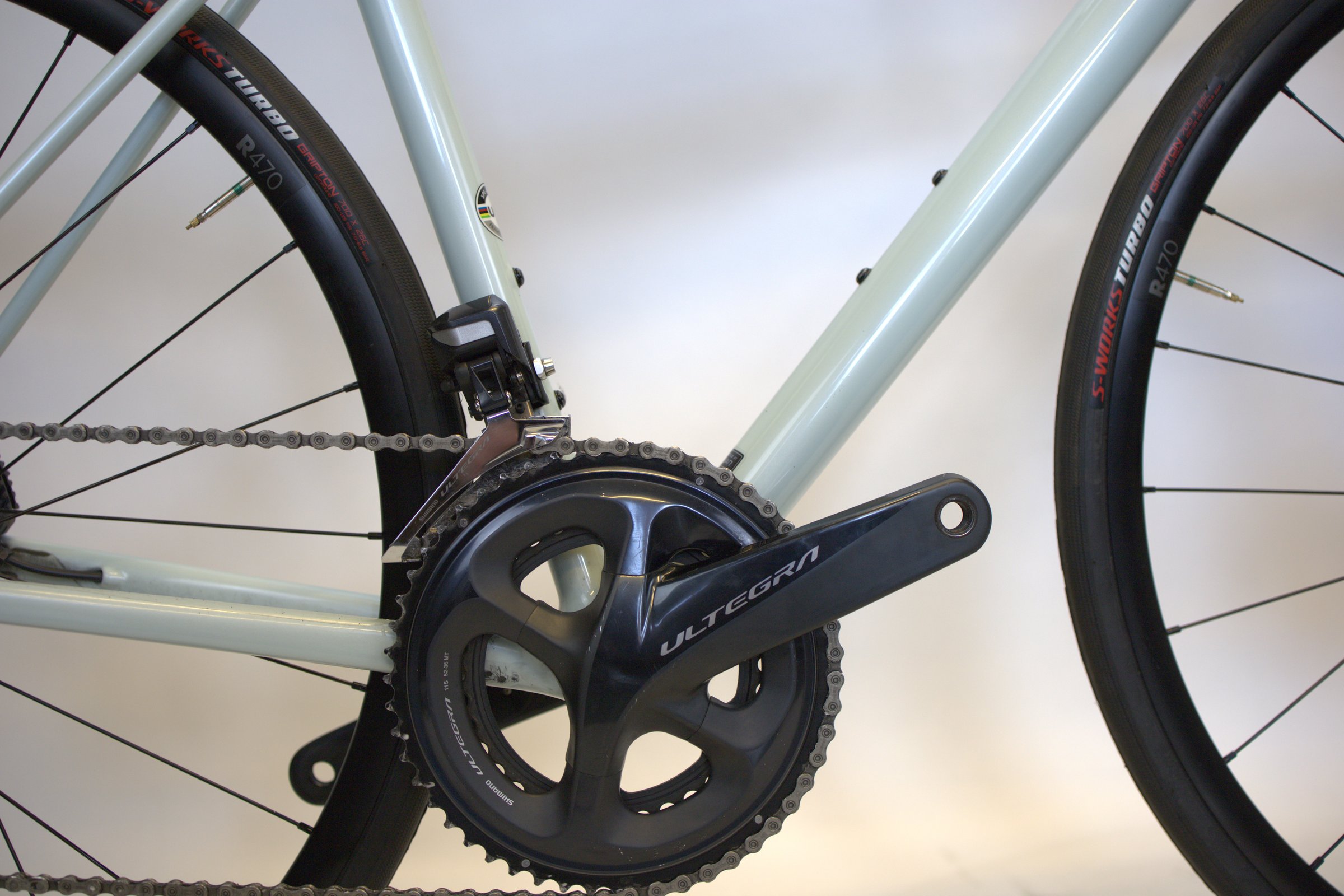 Lys grønn Specialized Aethos fra siden med Ultegra girsystem.