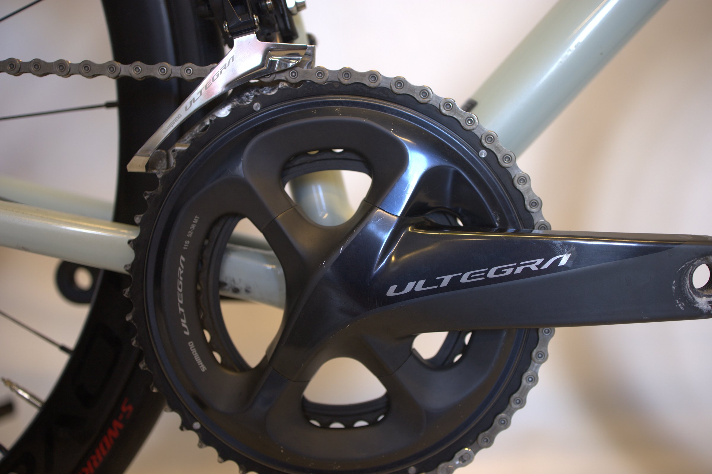 Grå Specialized Aethos Expert med Shimano Ultegra kranksett.
