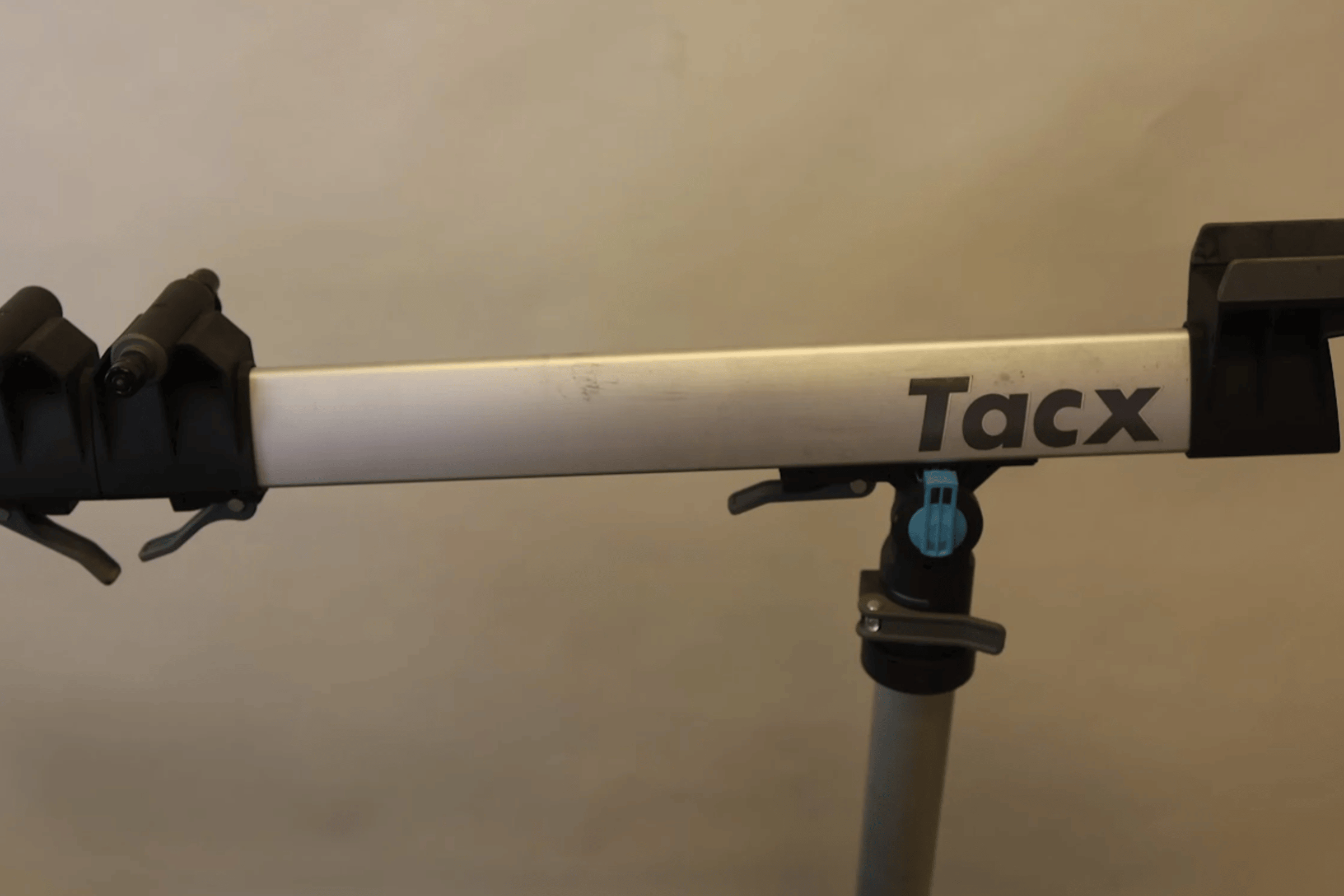 Praktisk Tacx-pakke for hjemmetrening og enkelt vedlikehold av sykkel.