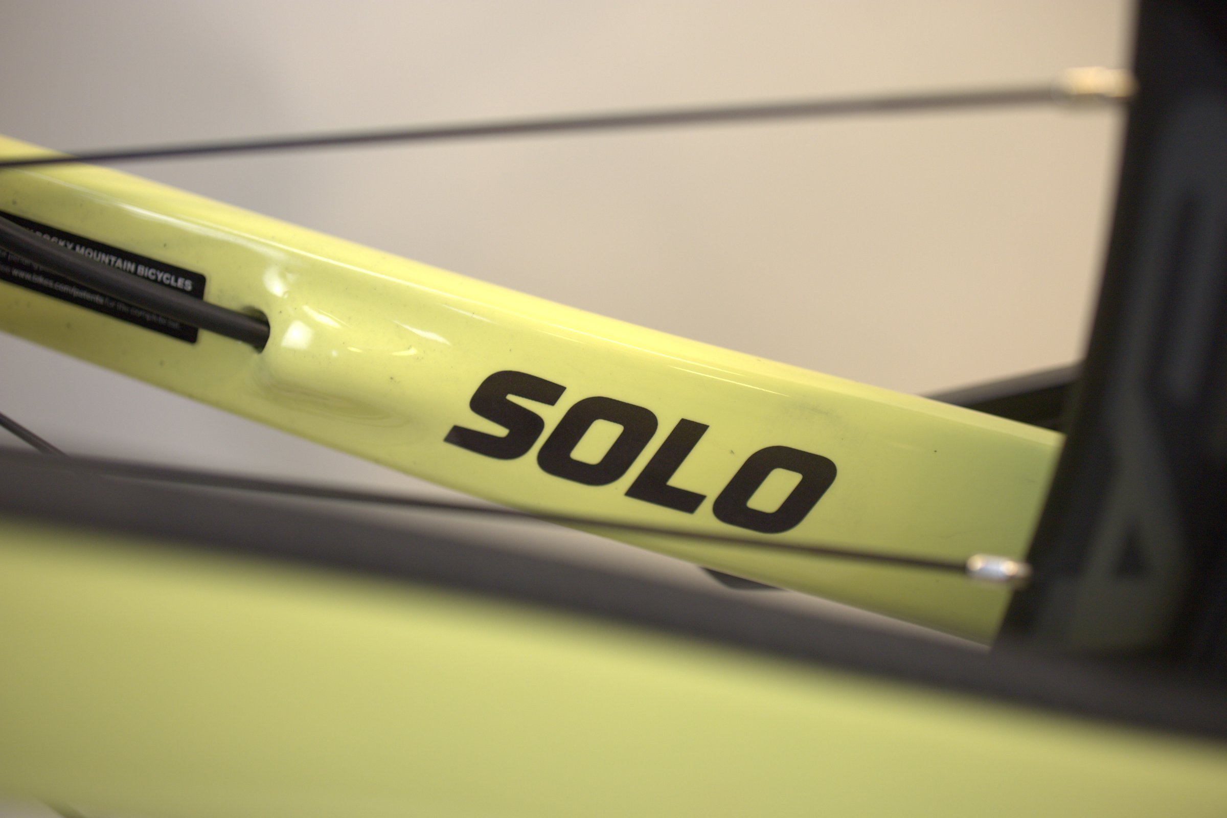 Lys grønn Rocky Mountain Solo C70 detalj av ramme.