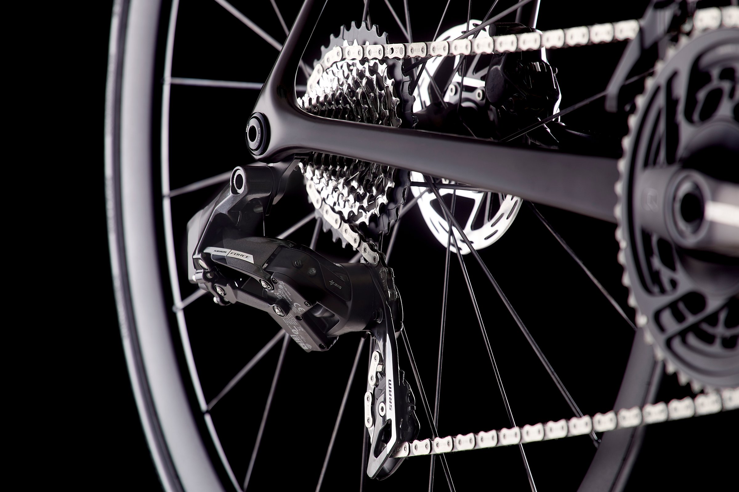 Svart MMR Adrenaline 10 fra siden, med Sram Force AXS girsystem.