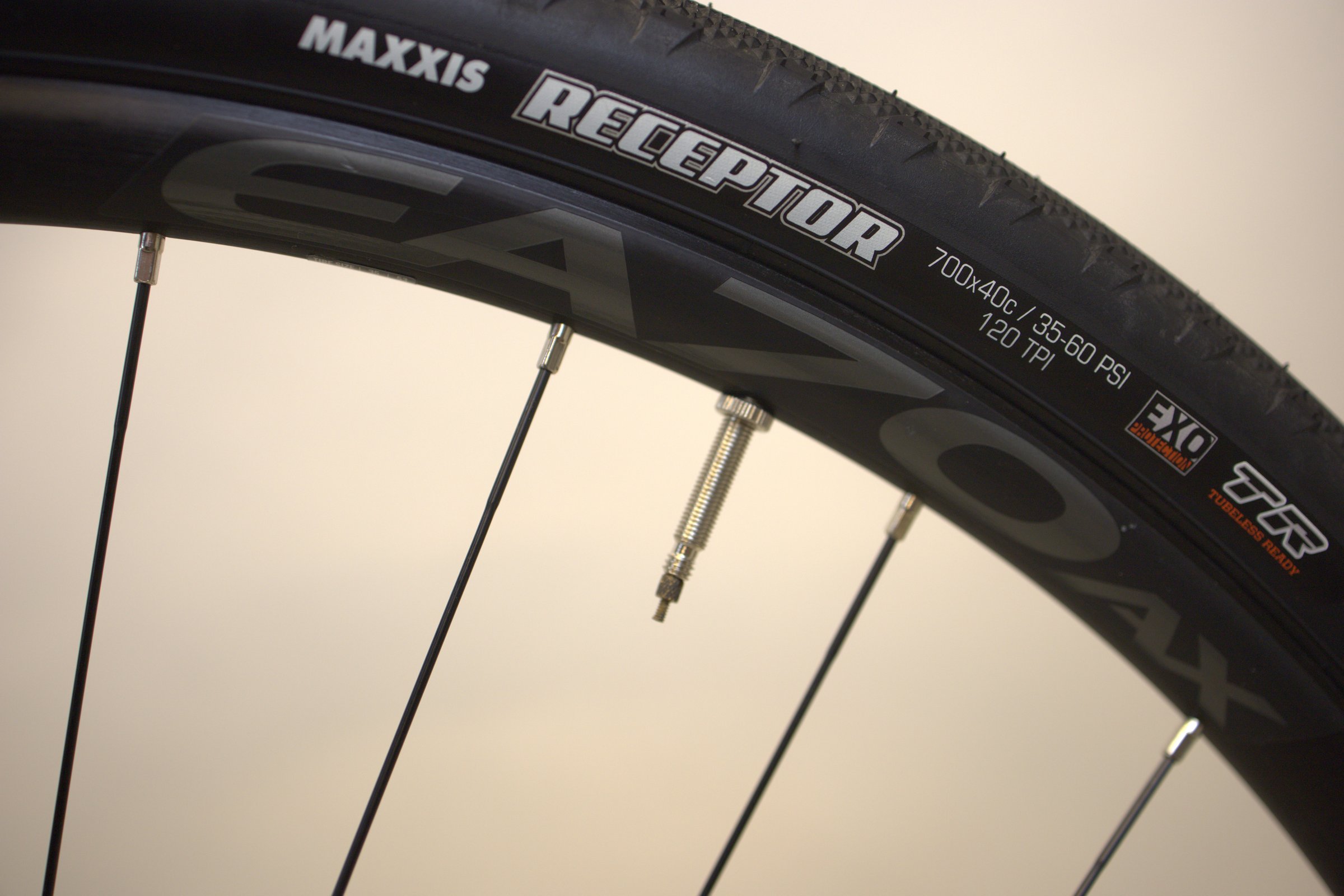 Svart Rocky Mountain Solo C70 hjul med dekk og eiker.