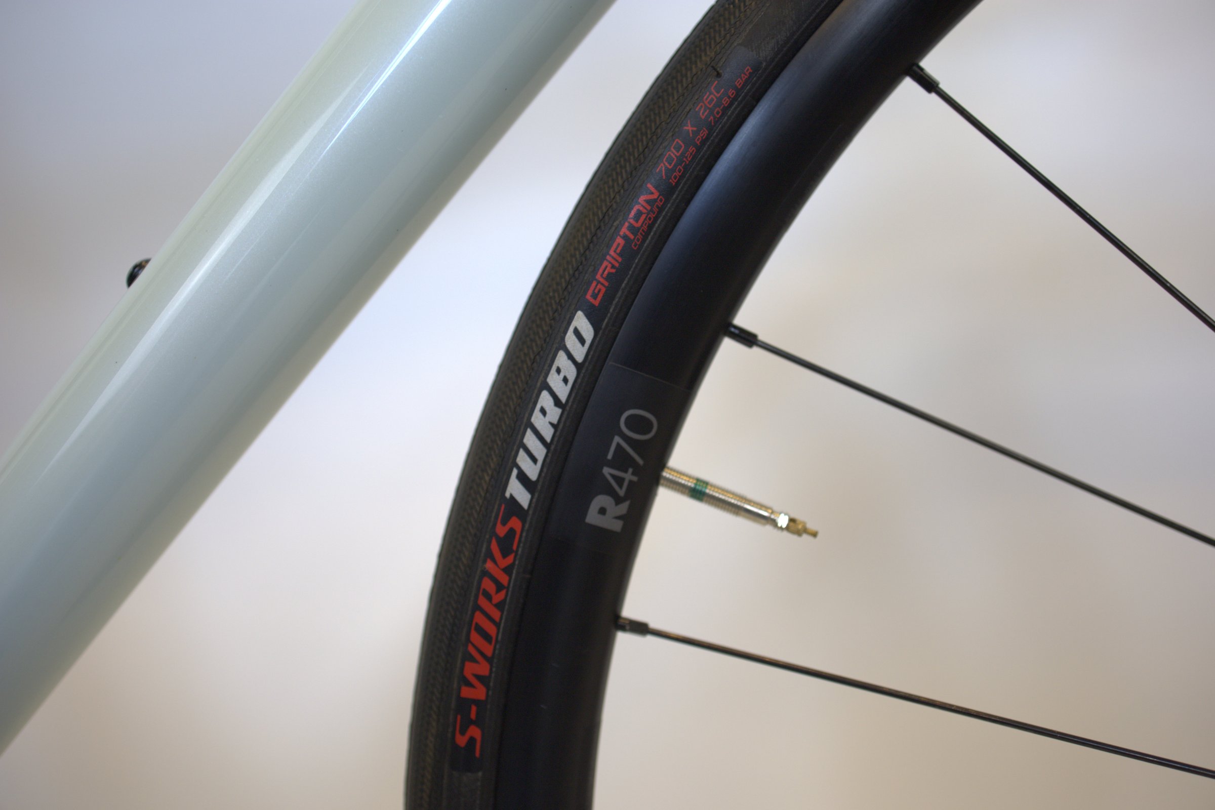 Lys grønn Specialized Aethos fra siden med fokus på dekk.
